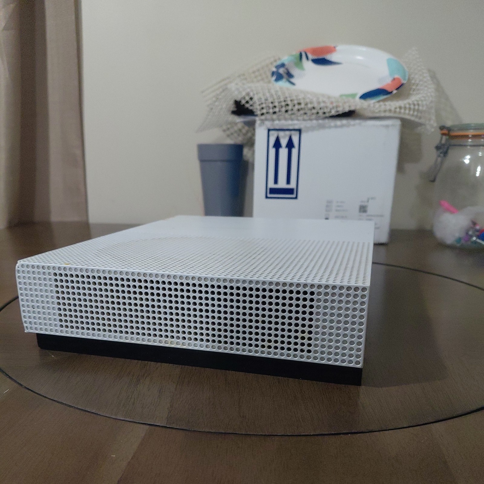 Microsoft Xbox One S White Console 4K UHD Wi-Fi HDMI USB-A Ethernet