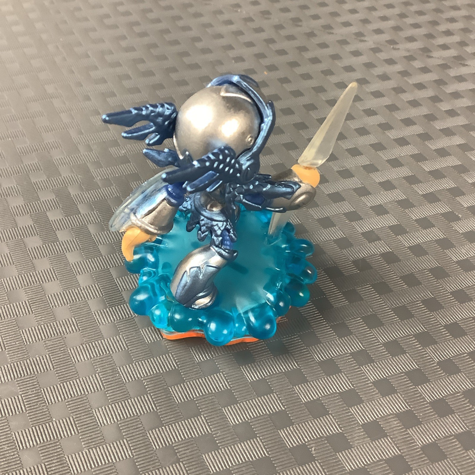 SKYLANDERS GIANTS LIGHTCORE CHILL FIGURE – WATER ELEMENT – Authentic!