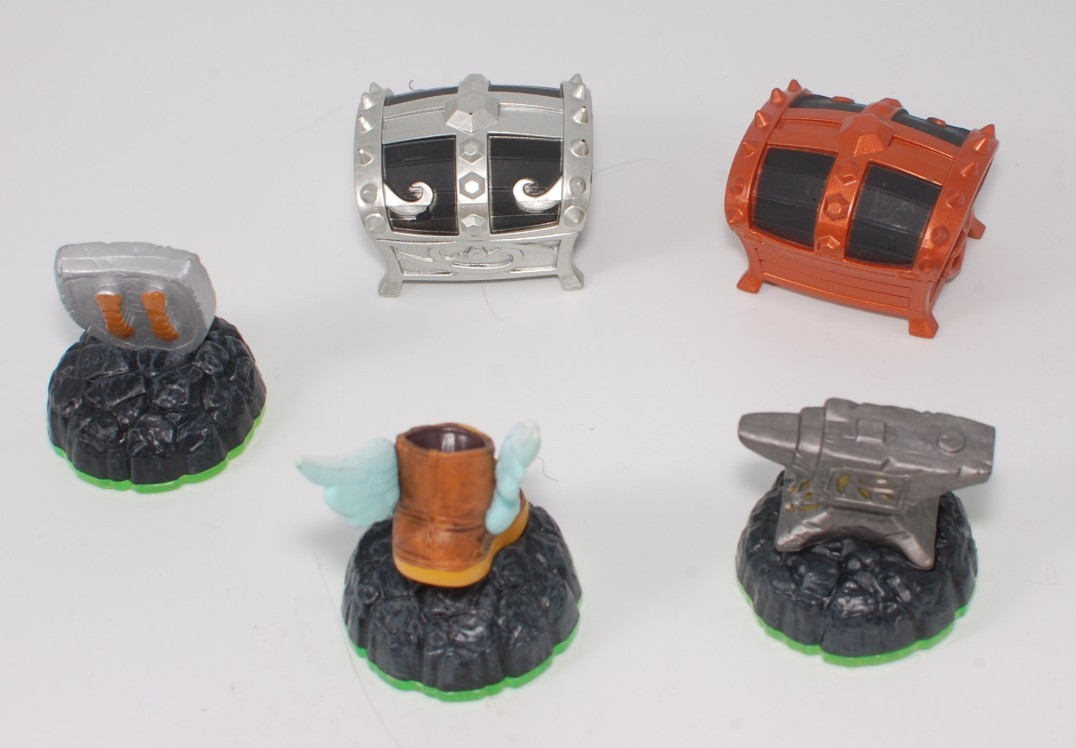 Lot of 24 Skylanders Figures – Characters, Levels, Accessories Spyros Adventure