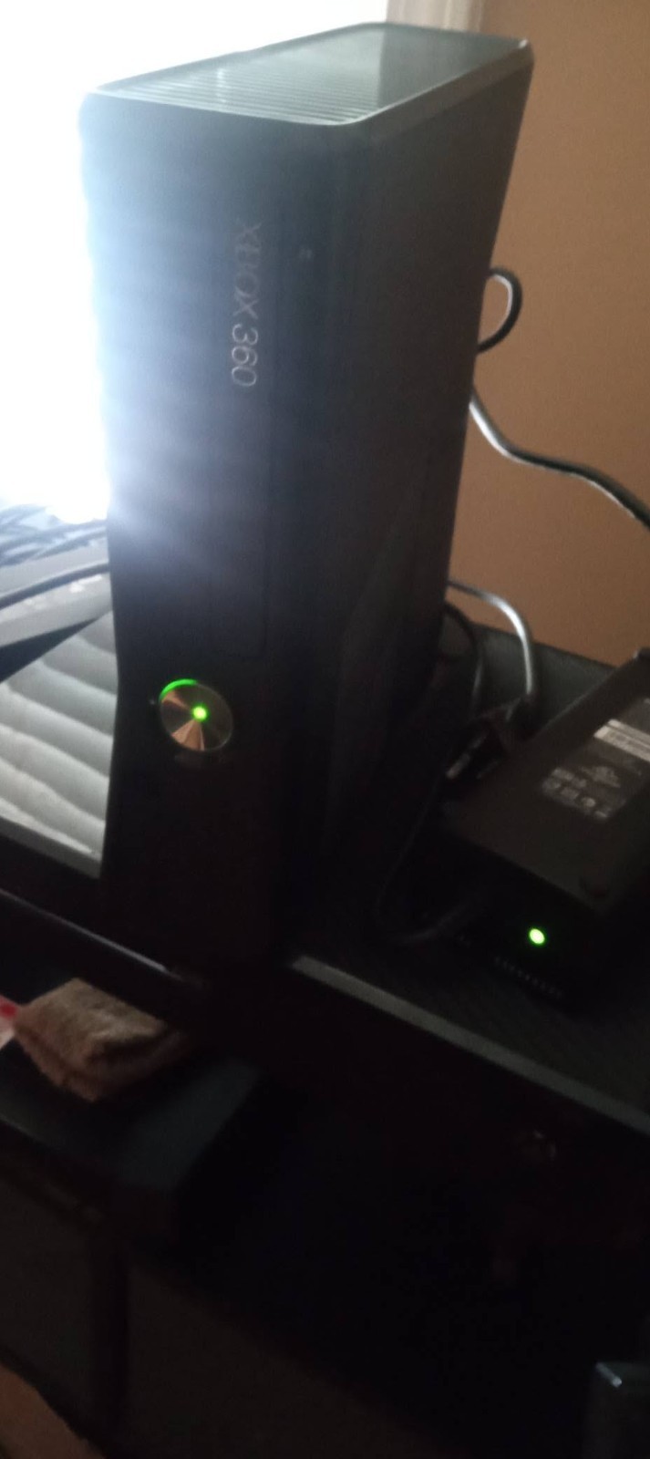 Microsoft Xbox 360 S Console W/HDD/Cords + white controller works great tested