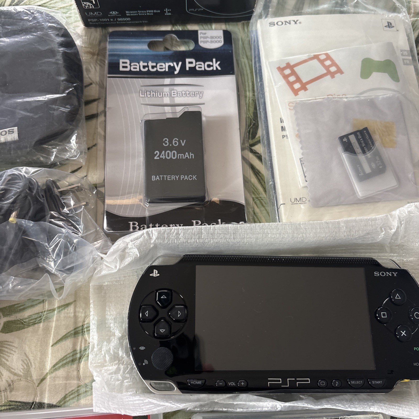 Sony PSP-1001 K Black Value Pack Handheld System New And Mint W/ Games Bundle