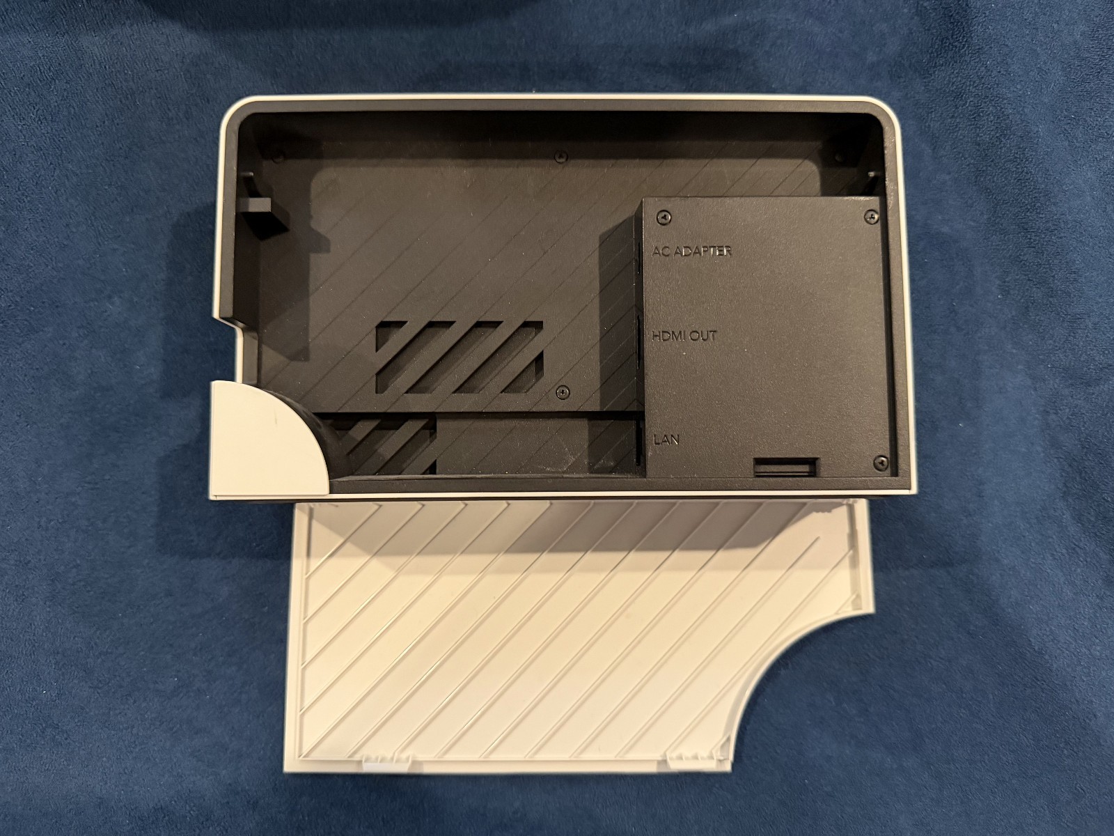 Nintendo Switch Oled Edition (Comes w/ charging stand, carrying case and Game)