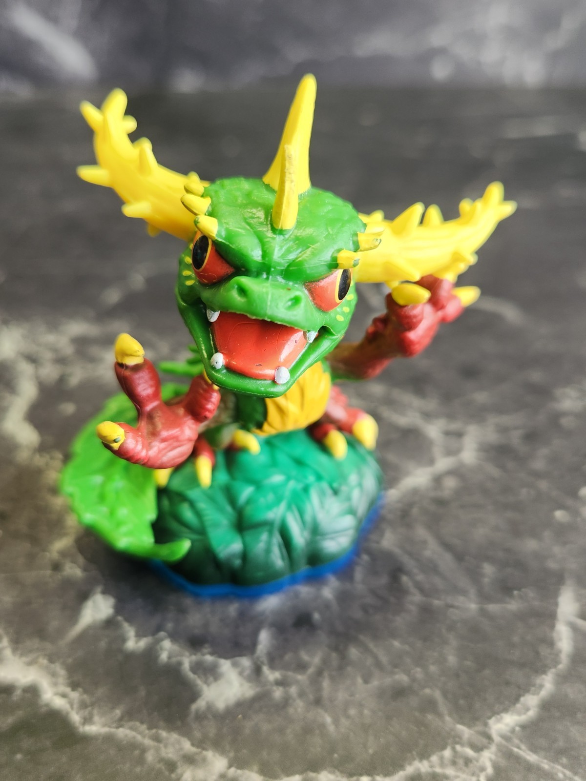 Lot Of 15 Assorted Skylanders Figures W/ Green Carrying Case Swap Force/Disney.