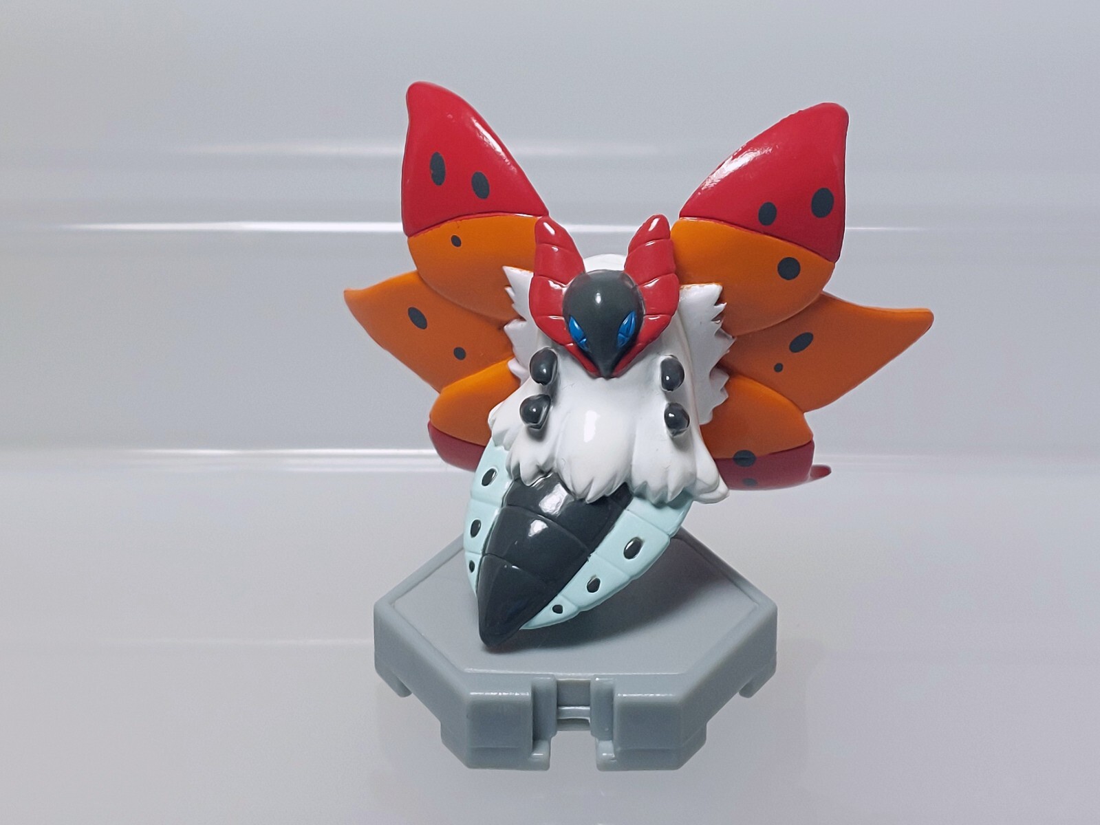 Volcarona Pokemon Moncolle Plus Figure Takara Tomy 2011 Toy Japan K05 2in