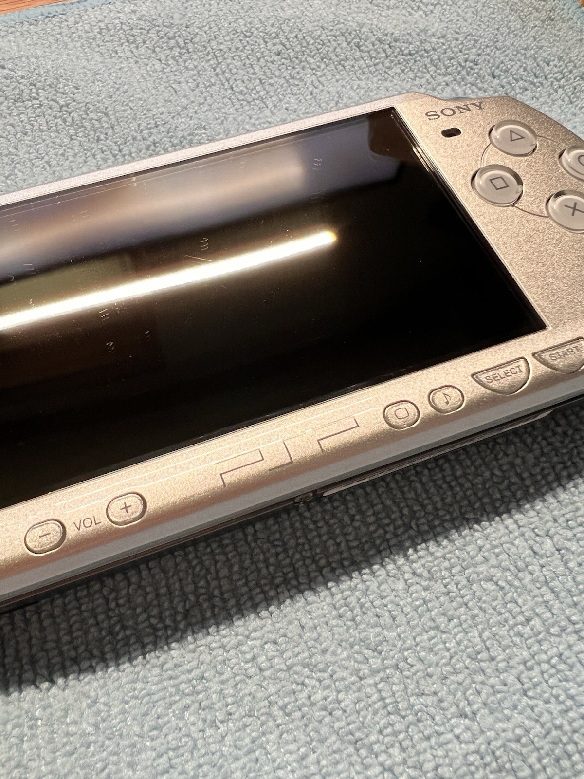 Sony PSP 2000 64MB Ice Silver Handheld System