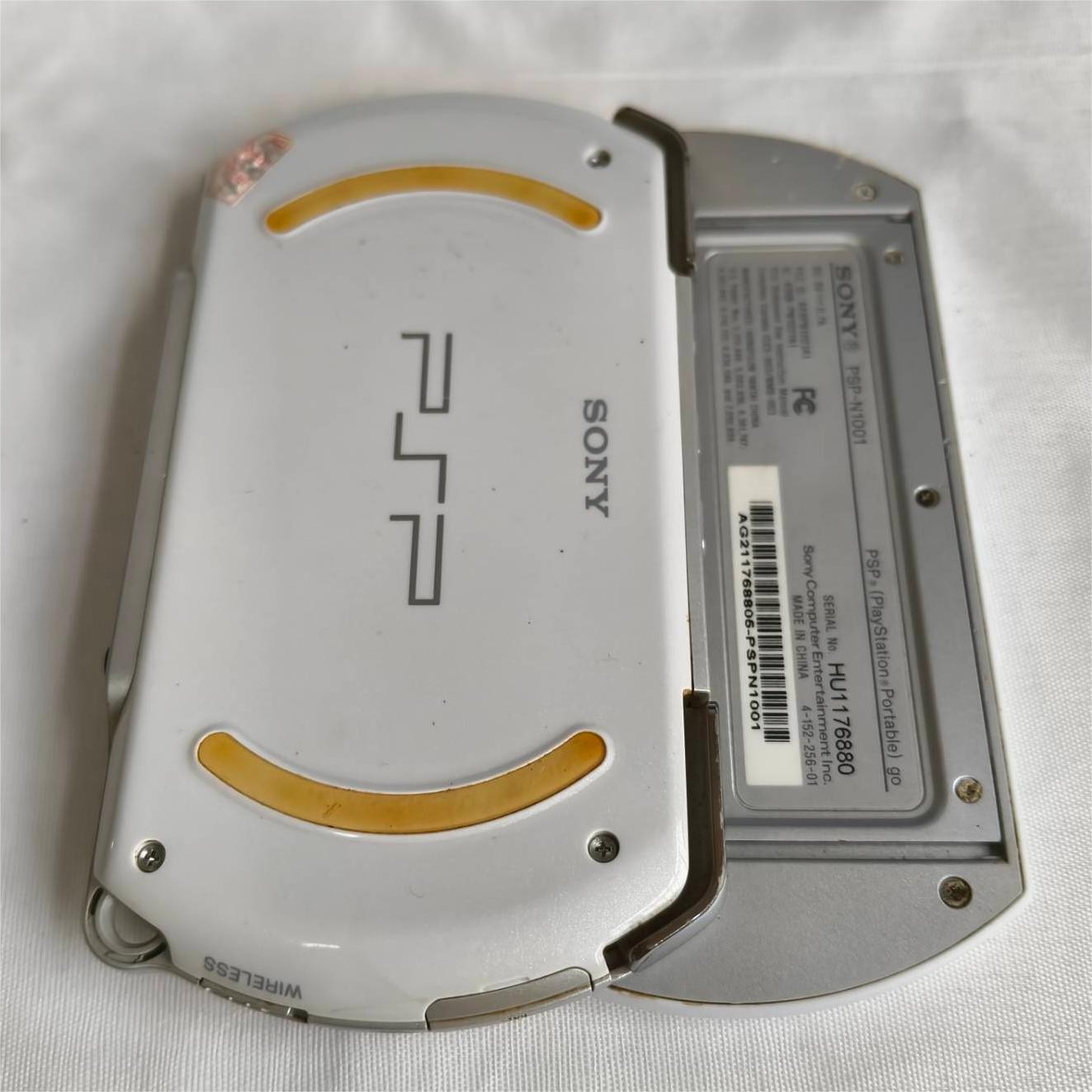 Sony PSP GO console White with Charger PSP-N1001 with bag