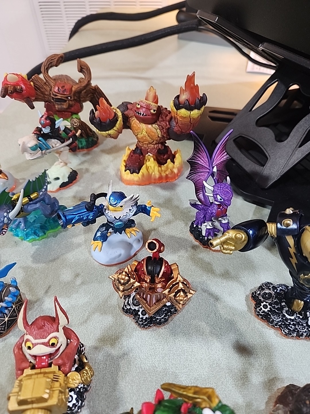 Activision Skylanders Giants Lot of 16 With Carrying Bag and Portal!