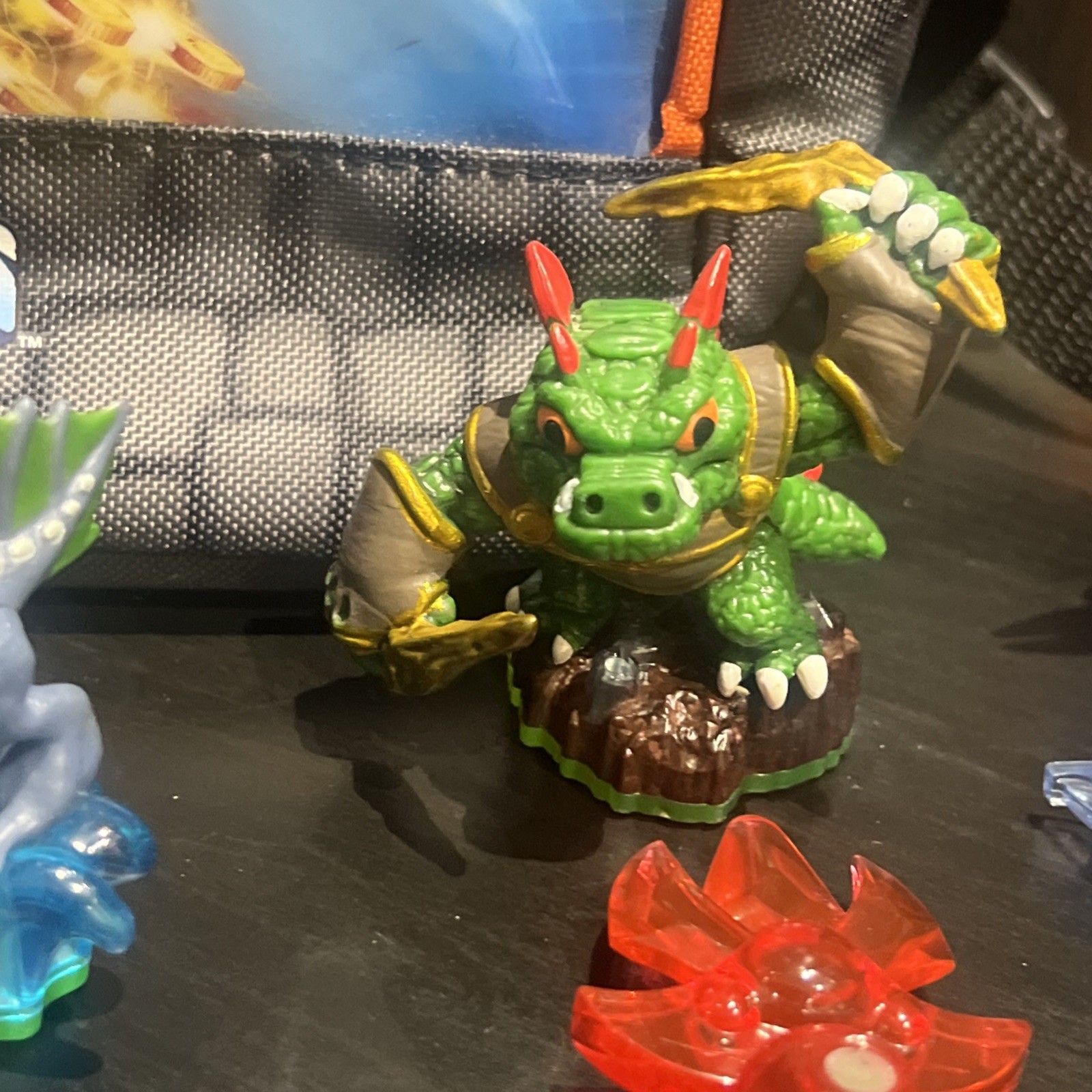 Skylanders Figures and Crystal Traps Vehicle w Skylanders Giants Carrying Bag