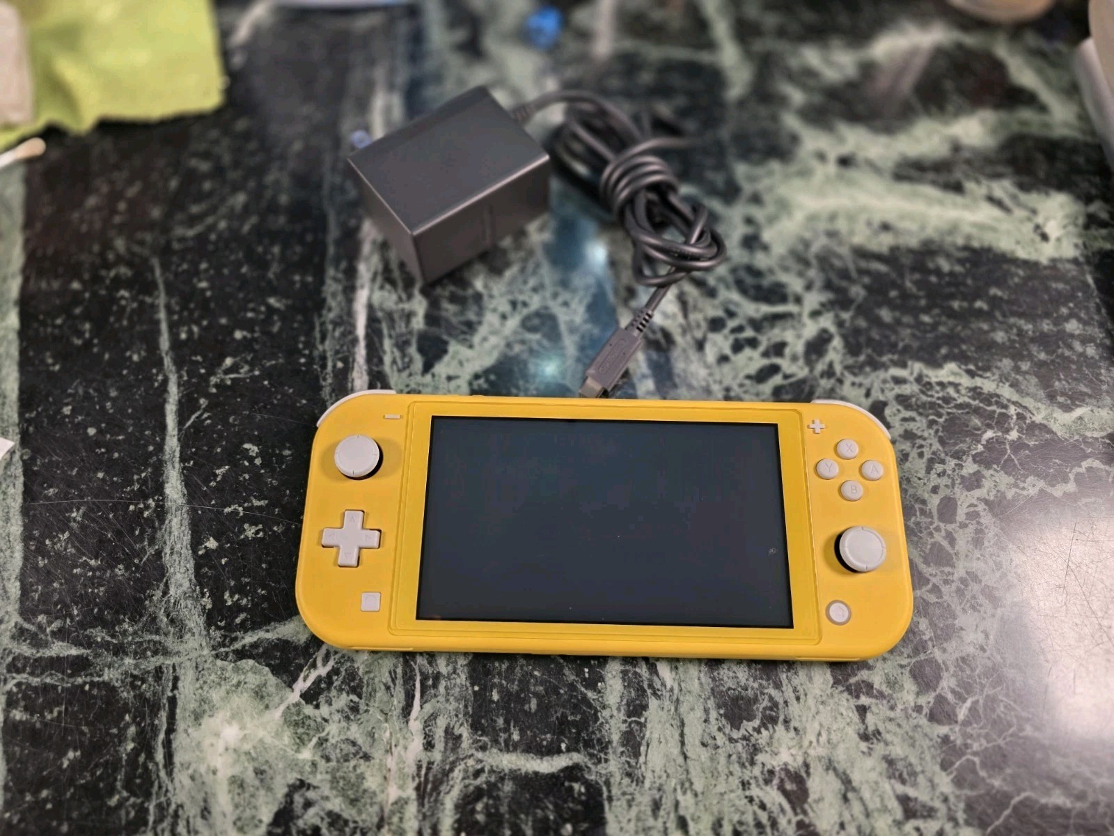 Nintendo Switch Lite Yellow Console Mint Condition w/ScreenProtector +Charger