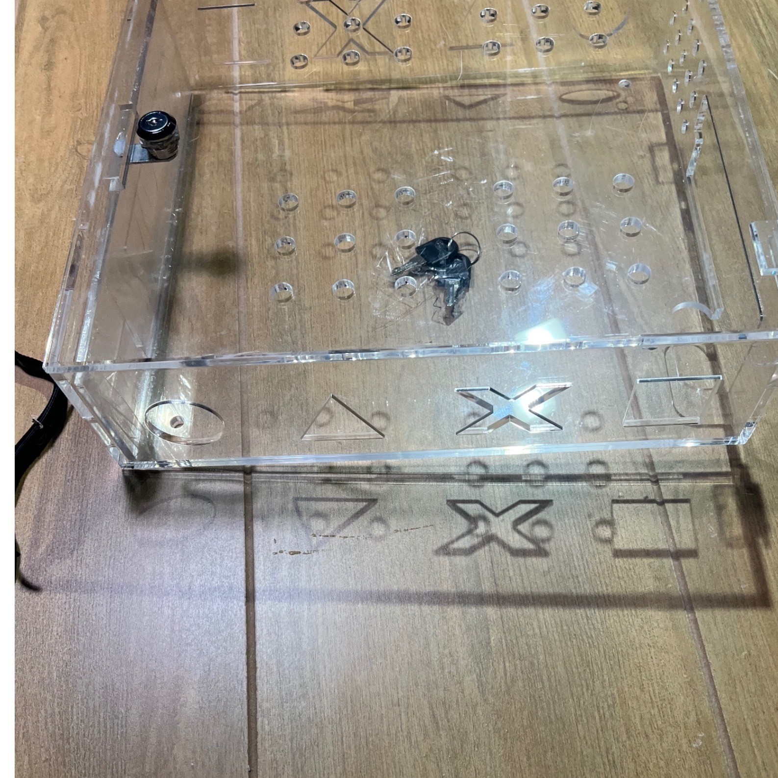 PlayStation 4 PS4 Acrylic Security Display Case with Lock and Keys Clear