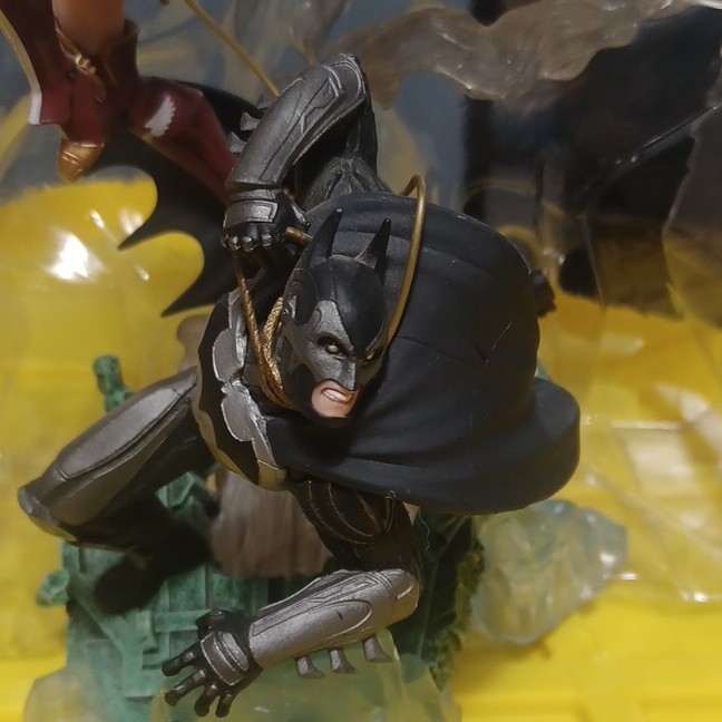 Injustice: Gods Among Us Collector’s Edition Batman vs Wonder Woman Statue