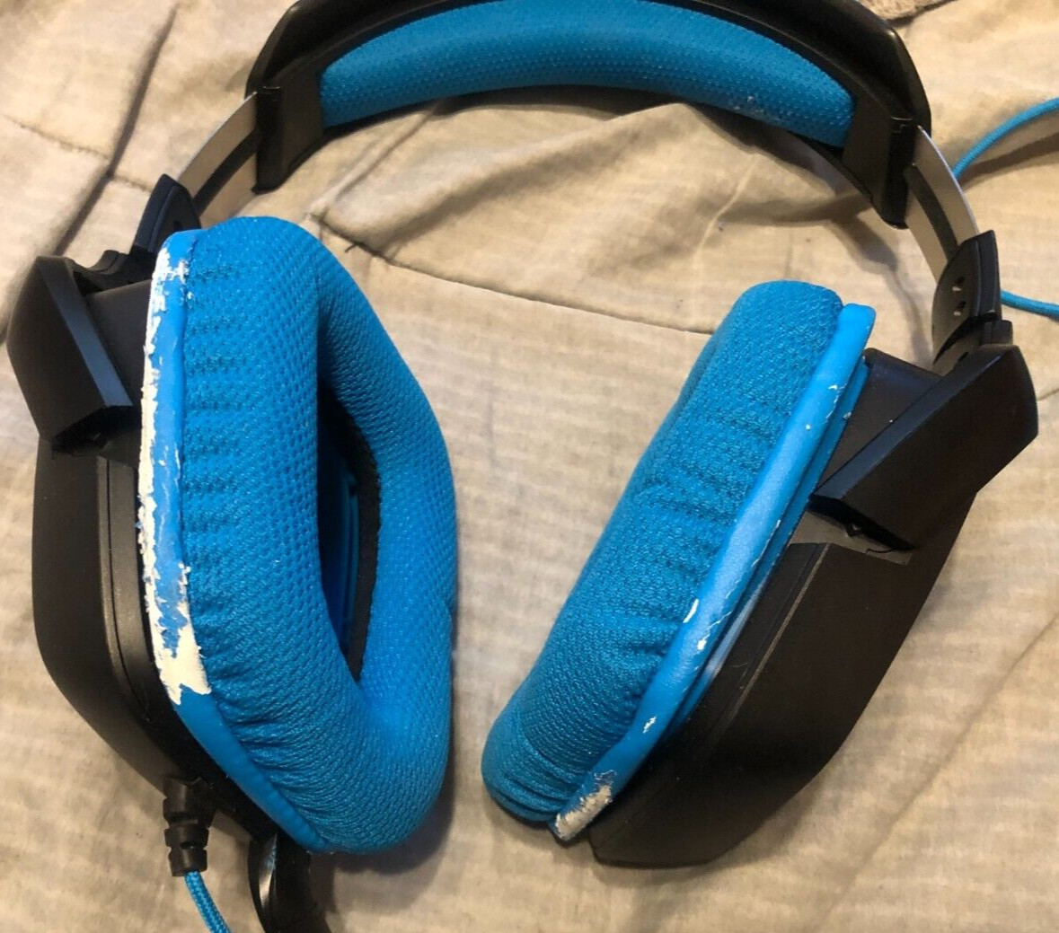 logitech g432 gaming headset blue or black cushion(cushion is flacking)
