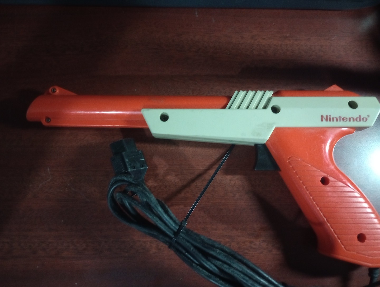 Pistola De Luz Nintendo Nes Zapper Anaranjada Y Crema