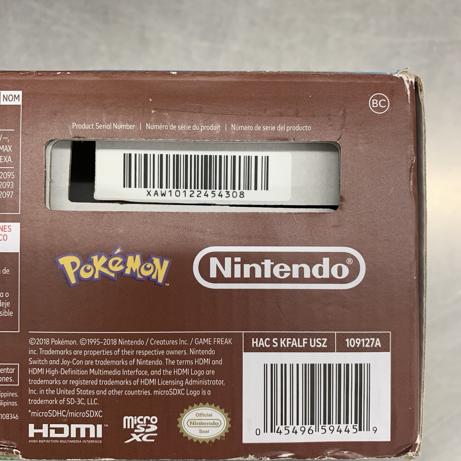 Nintendo Switch Pokémon Let’s Go Pikachu Edition in Box 32GB Console