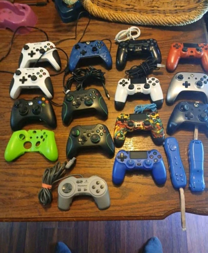 Bulk OEM and aftermarket console controllers Xbox PS lot of 19