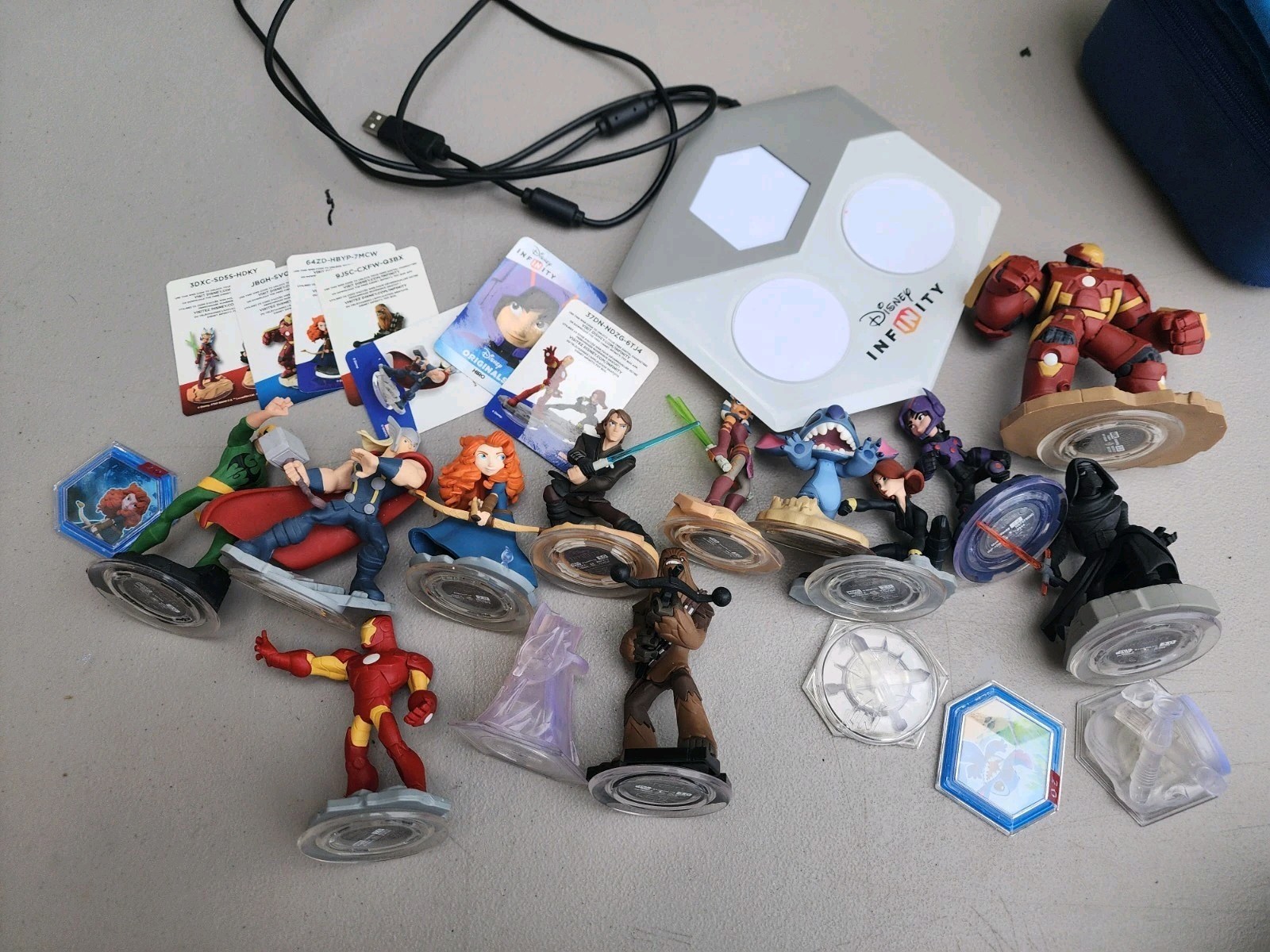 Disney Infinity 2.0 And Xbox One Lot Of 13 Figures W/ Portal