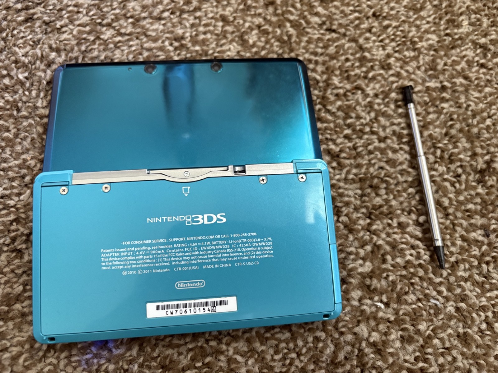 Nintendo 3DS w/ 32GB SD Card and Stylus