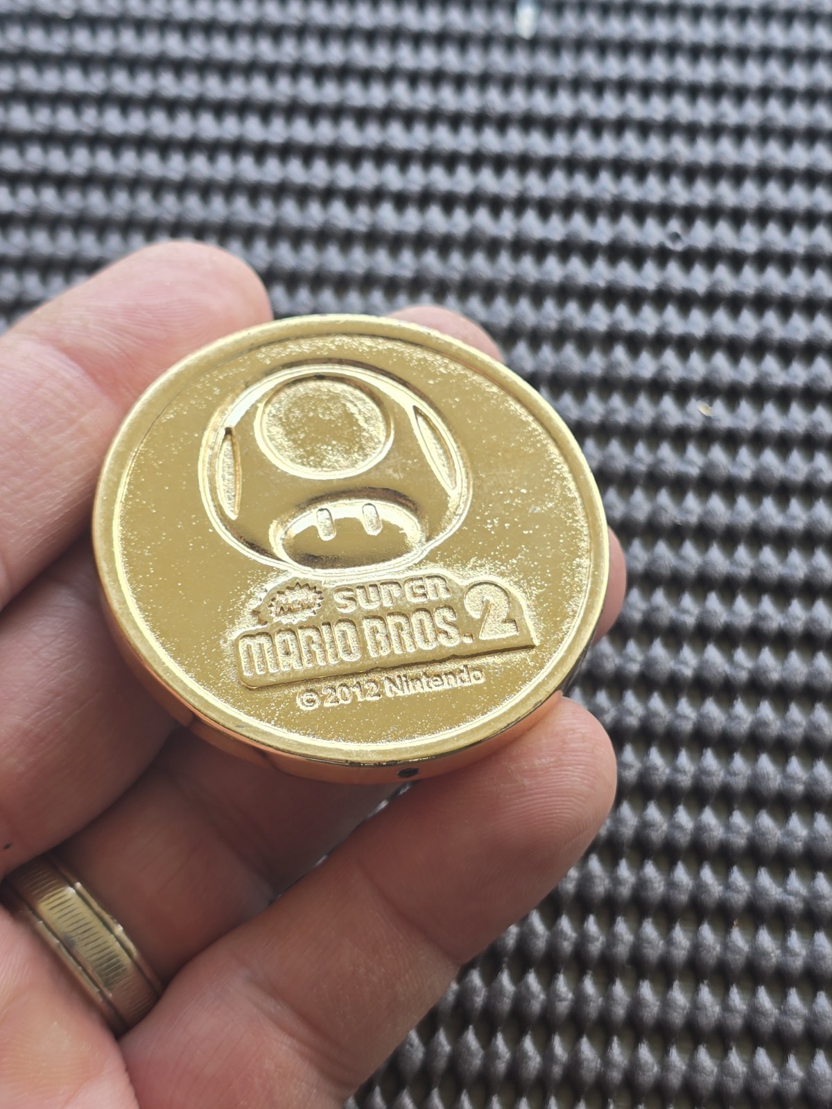 Nintendo New Super Mario Bros 2 Gold Coin Medal Brazil Preorder Bonus 3DS NES