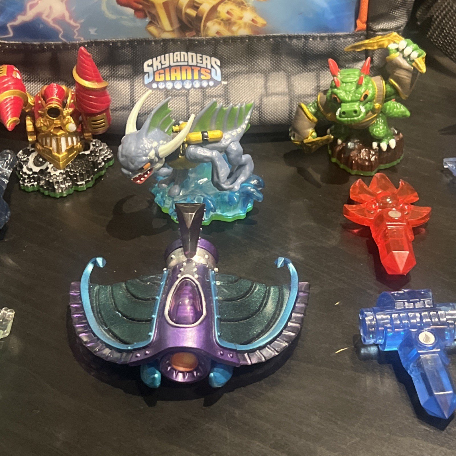 Skylanders Figures and Crystal Traps Vehicle w Skylanders Giants Carrying Bag