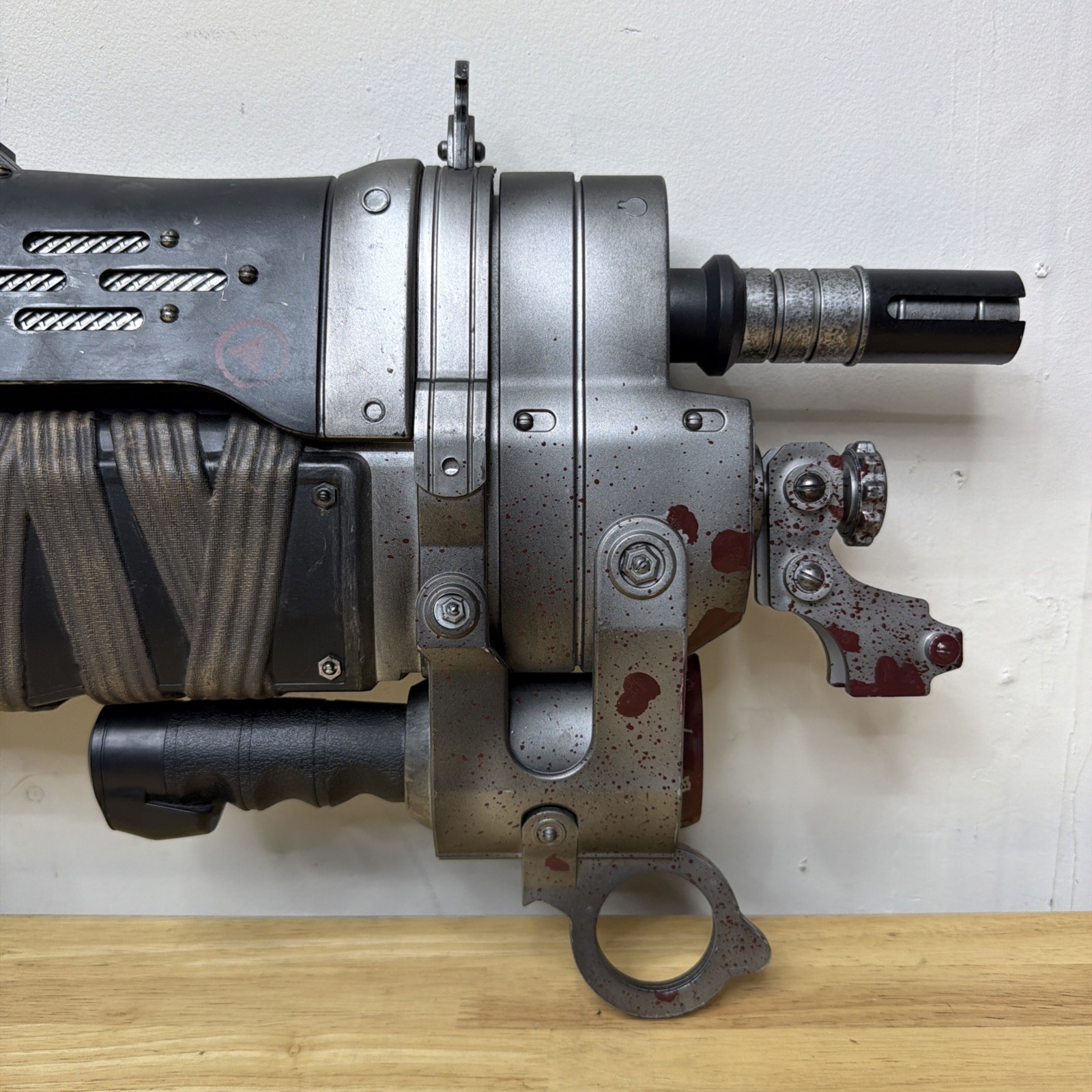 Official Gears Of War 3 Bloody Retro Lancer Neca Weapon Replica Missing Knife
