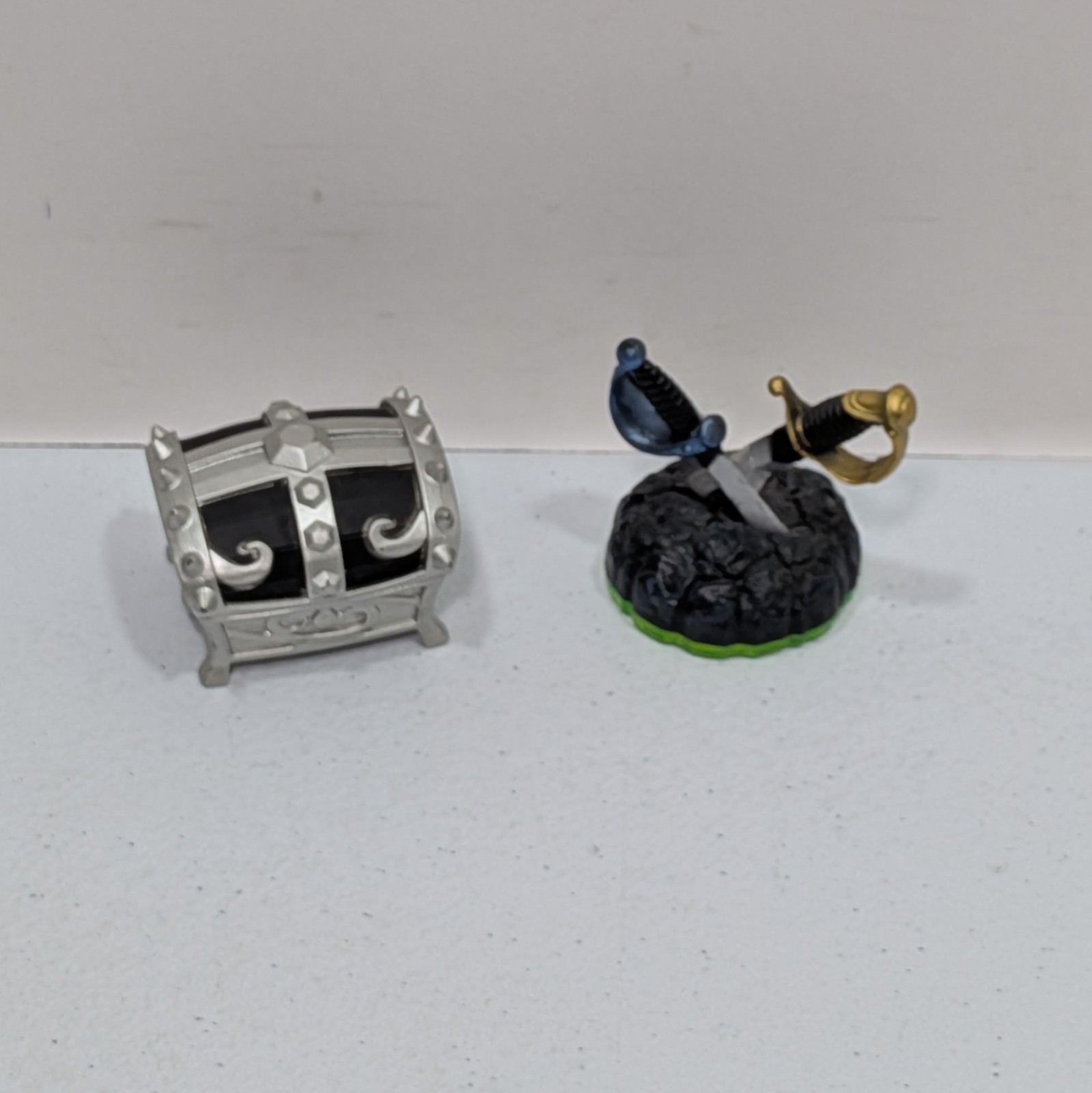 Skylanders Spyros Adventure 14 Figure Lot w/ 6 Cards & PowerA Travel Tote Bag