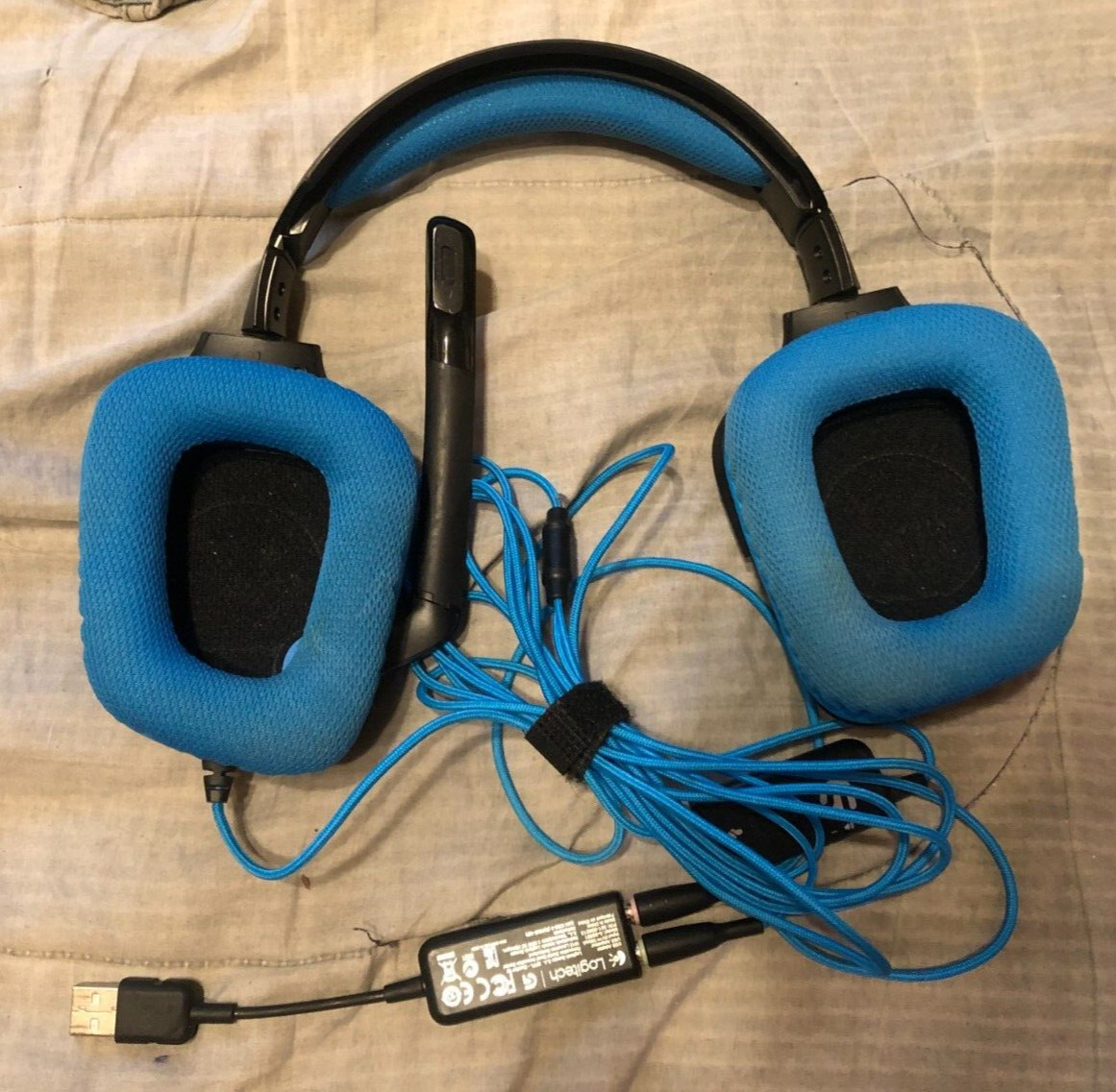 logitech g432 gaming headset blue or black cushion(cushion is flacking)