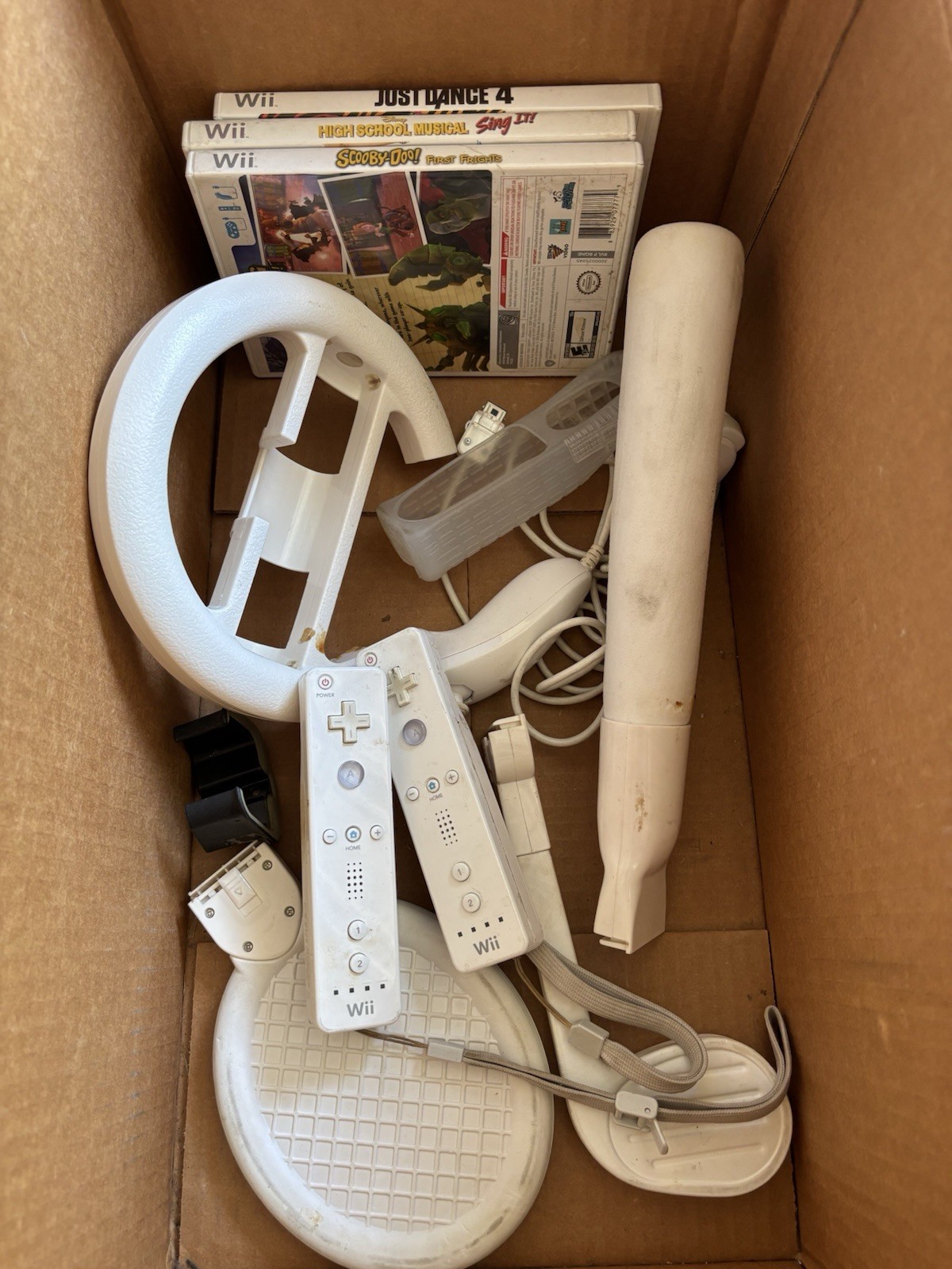 Nintendo Wii RVL-001 White Console Bundle w/ 2 Remotes, Wii Sports & Wii Play
