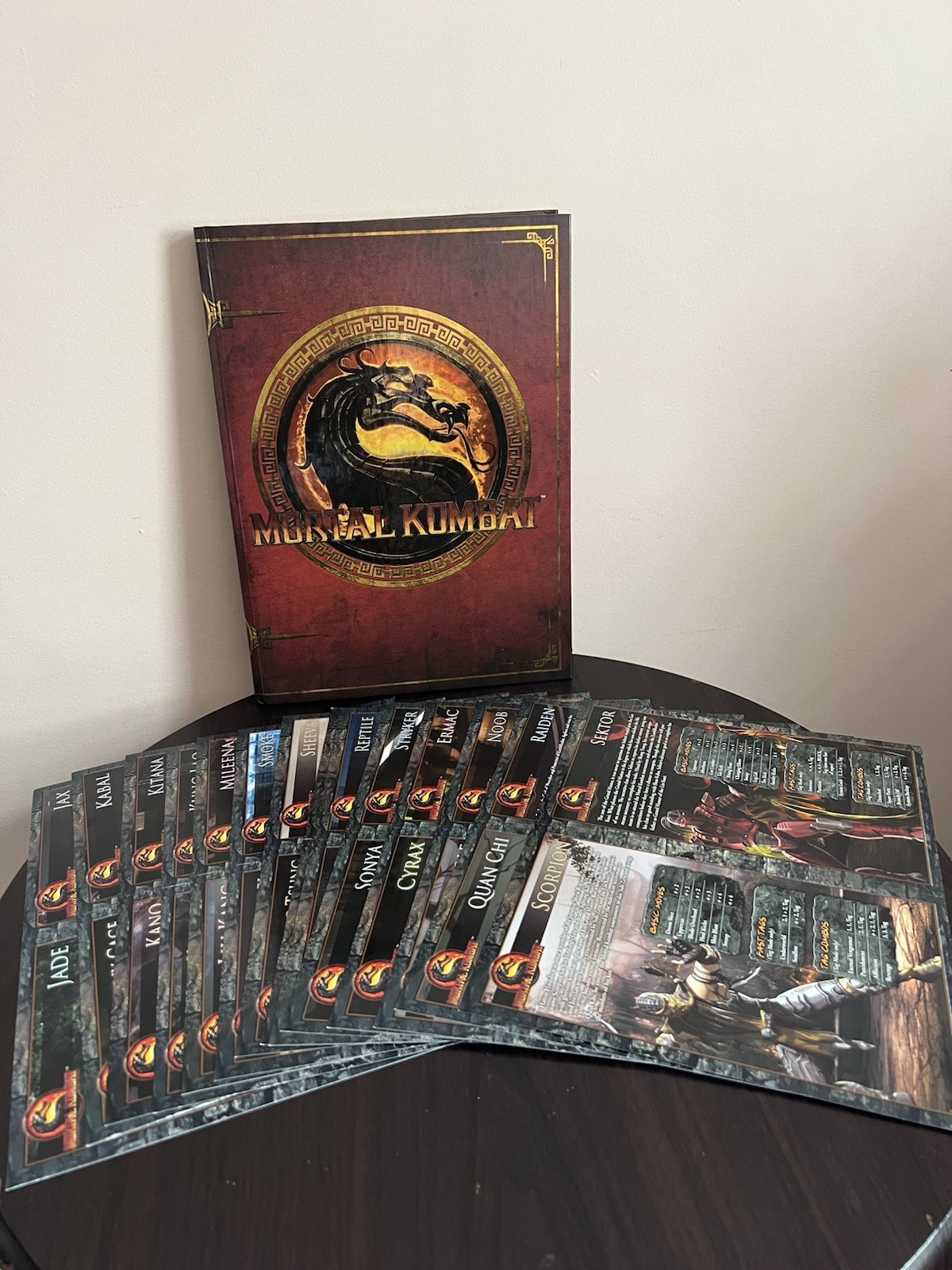 Mortal Kombat Collectors Edition Strategy Guide + Characters Move Cards.