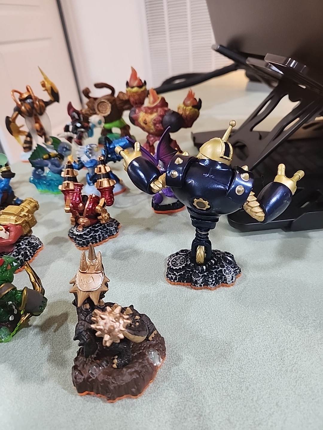 Activision Skylanders Giants Lot of 16 With Carrying Bag and Portal!