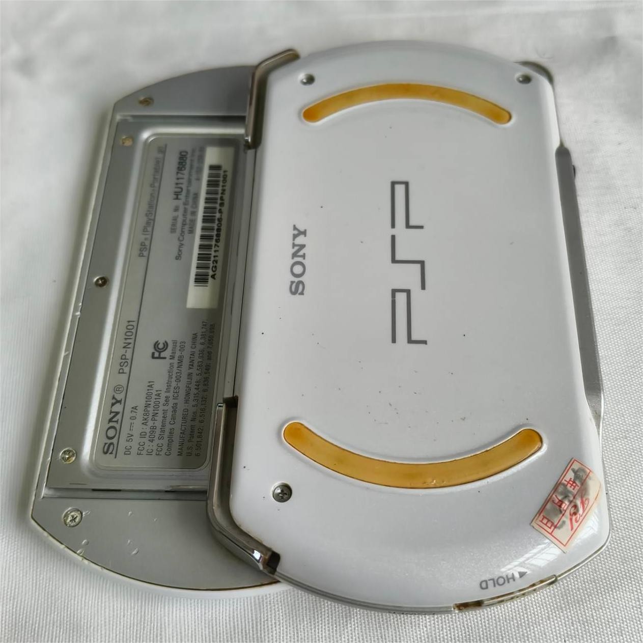 Sony PSP GO console White with Charger PSP-N1001 with bag
