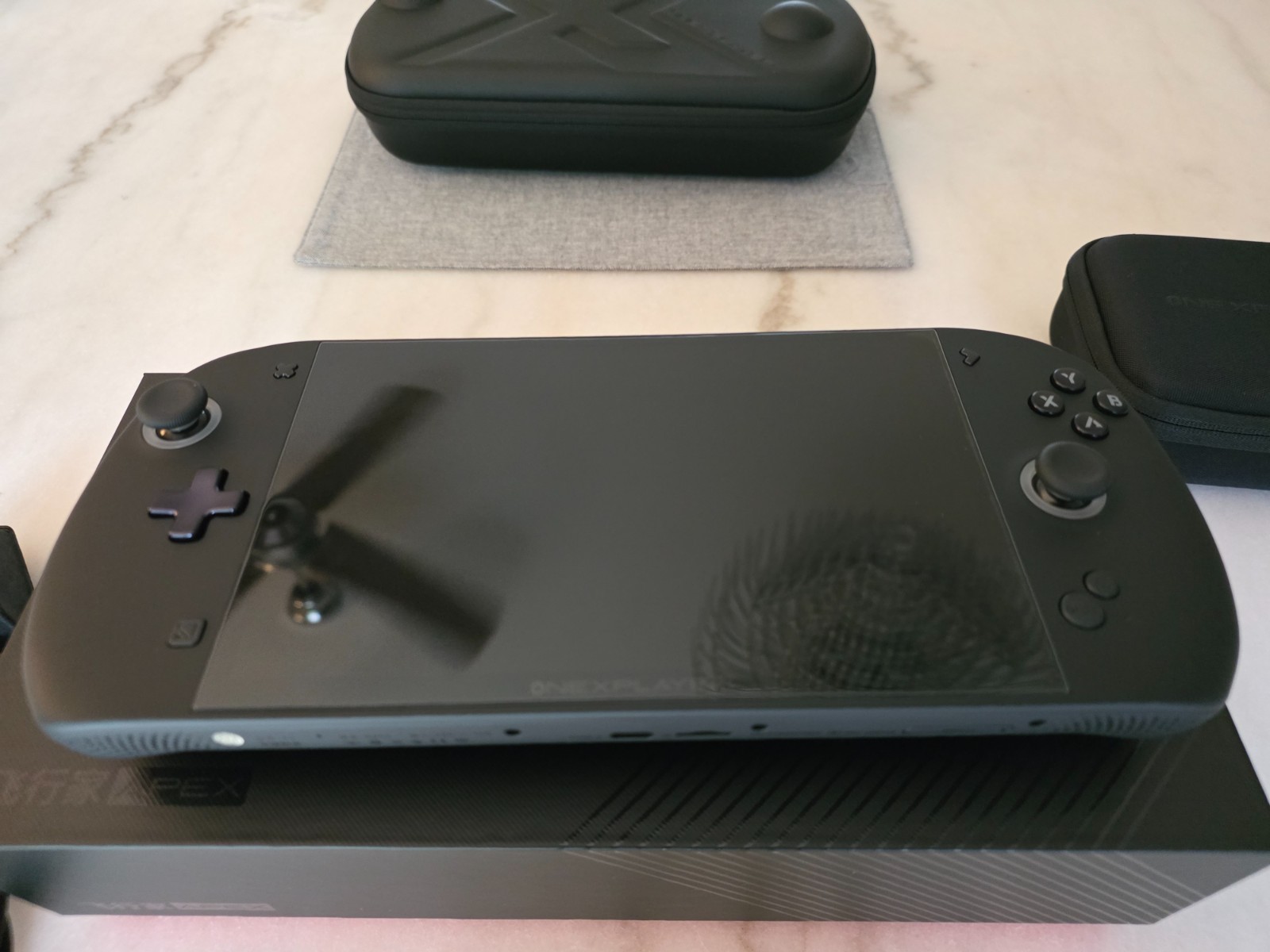 ONEXPLAYER Apex AI Max+ 395 48GB / 1TB Non-FrostBay + Accessories