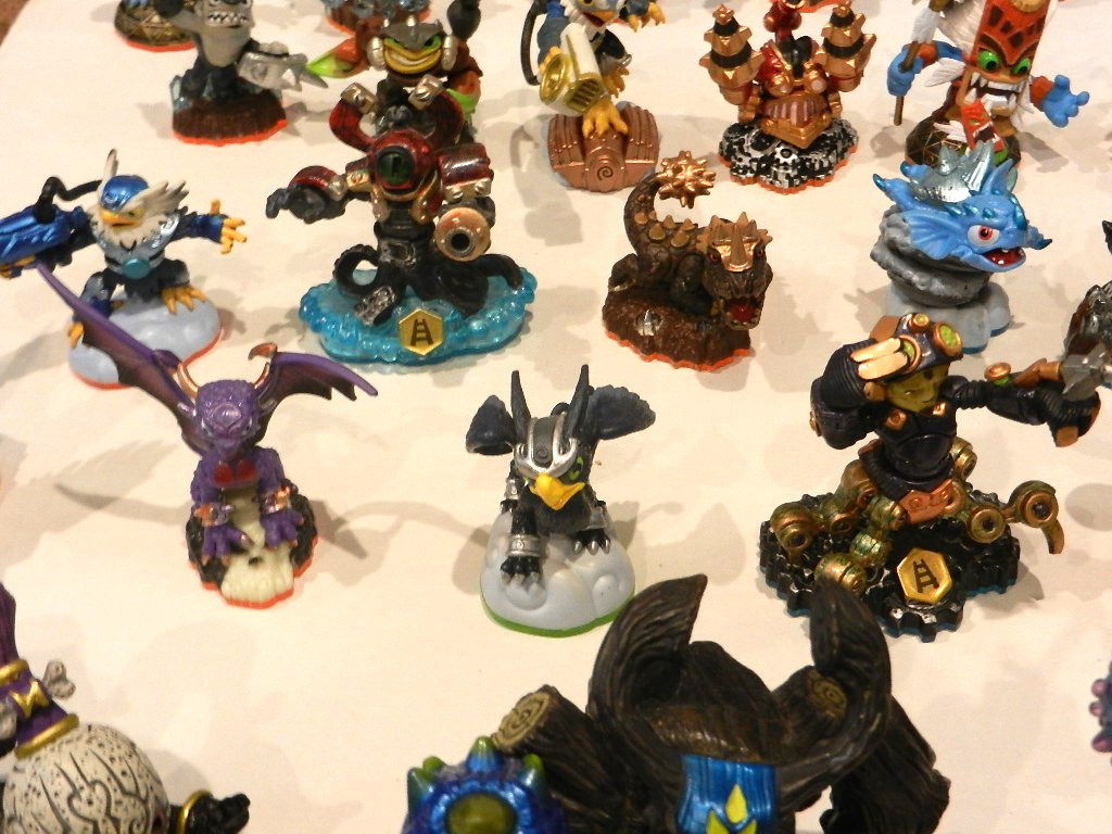 Lot of 50 Skylanders Figures – Mix of Spyro / Giants / Swap Force