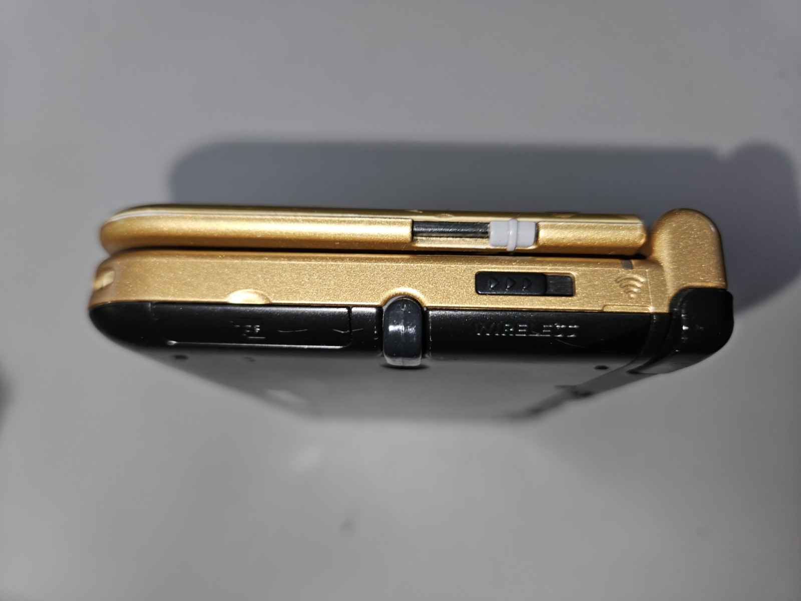[READ] Nintendo 3DS XL Gold/Black System w/ Charger – Volume Slider NOT working