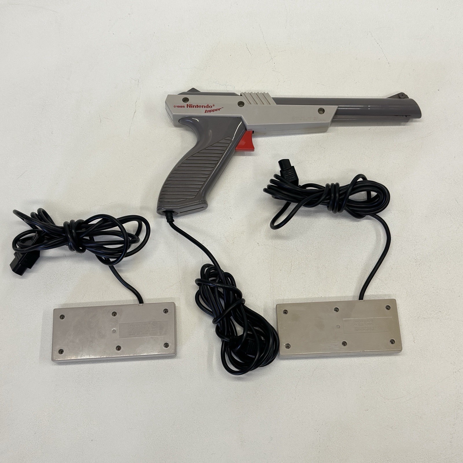 Nintendo NES Controllers NES-004 NES-005 and Zapper Light Gun Gray original