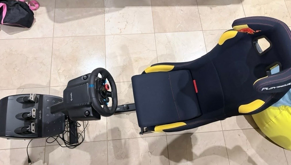 Redbull playseat cockpit, Logitech G29 Racing Wheel & Pedals for PS5/PS4