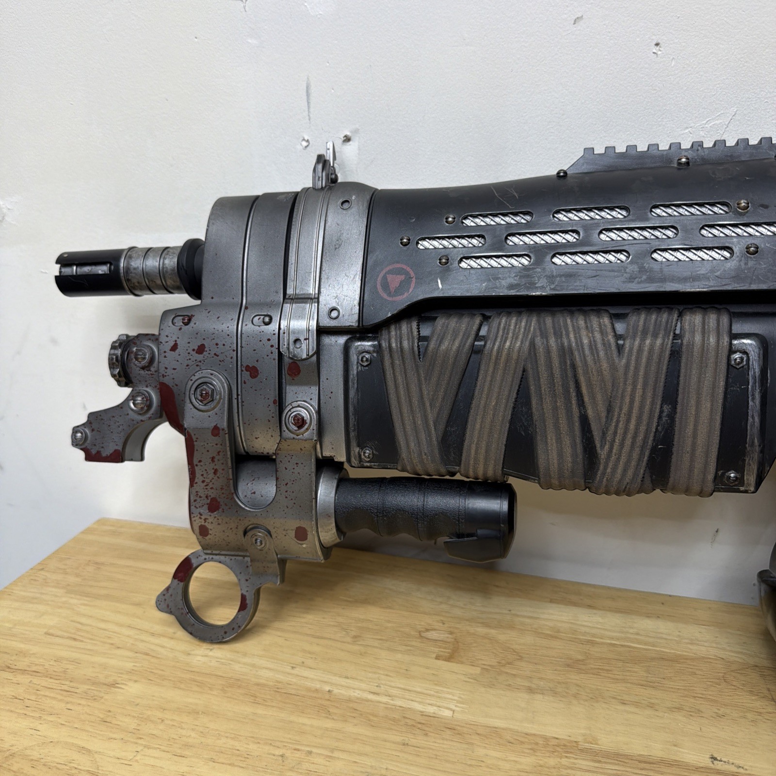 Official Gears Of War 3 Bloody Retro Lancer Neca Weapon Replica Missing Knife