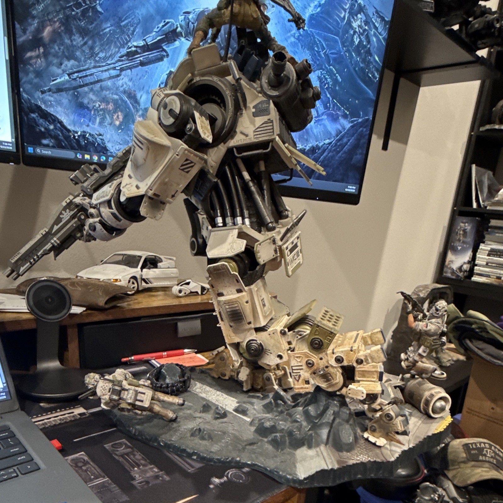 Titanfall 2 Collectible Mech Statue/Figure w/ Pilot & “TITANFALL 2” Bracelet