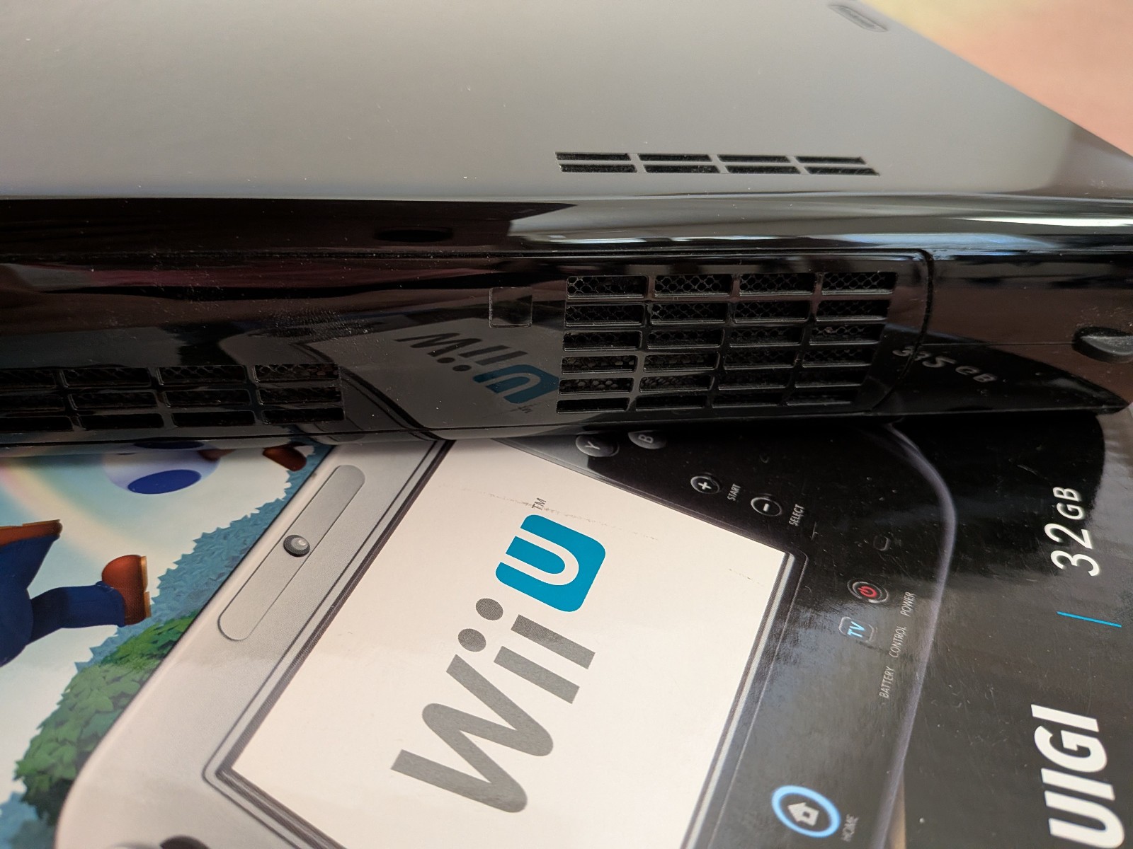 Nintendo Wii U Deluxe 32GB Console w/Original Box, no games, bonus gamepad case