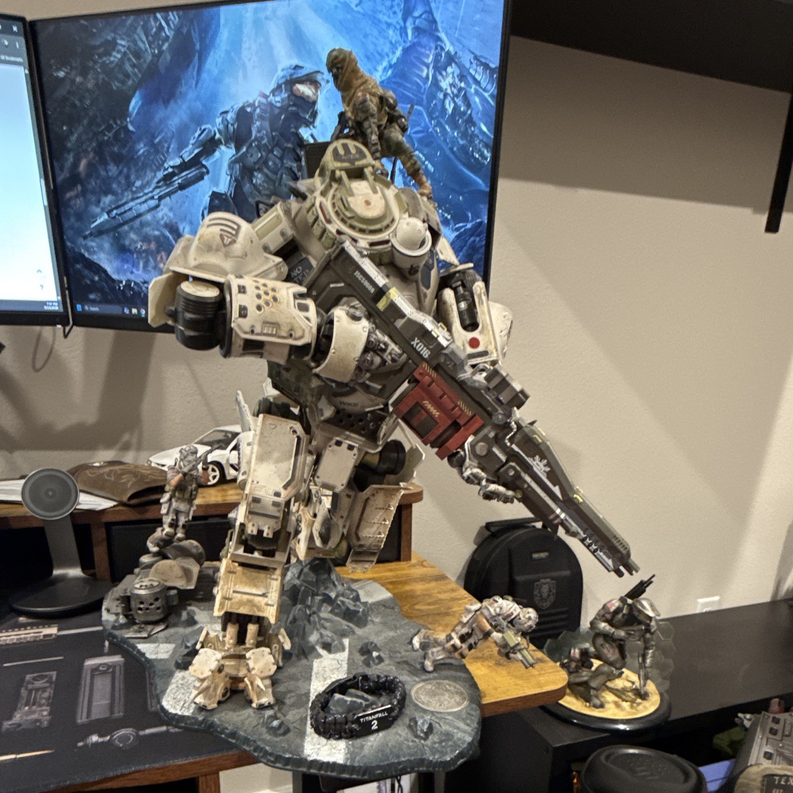 Titanfall 2 Collectible Mech Statue/Figure w/ Pilot & “TITANFALL 2” Bracelet