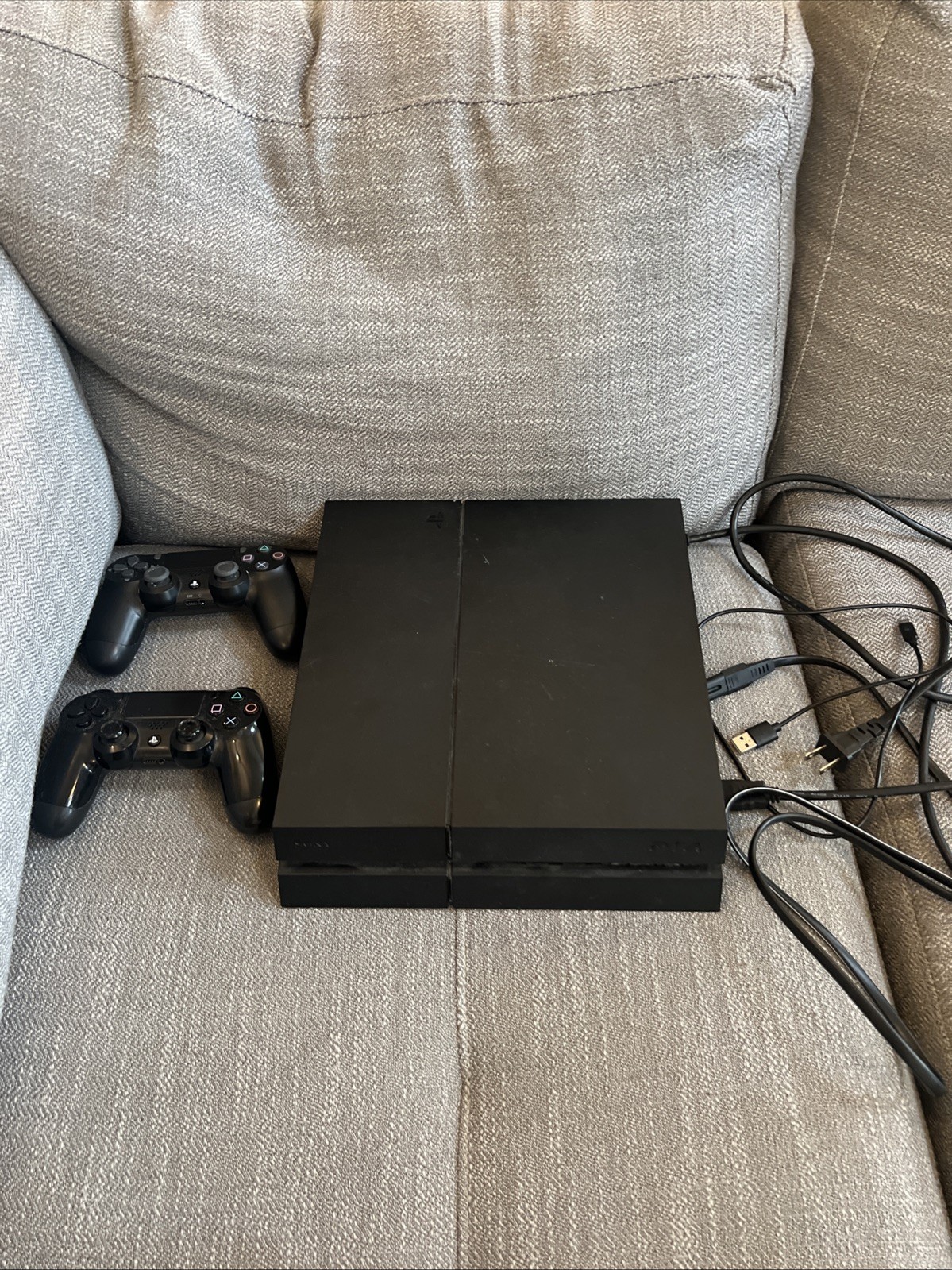 Sony PlayStation 4 PS4 500GB Black Console with Two controllers HDMI Power Cord