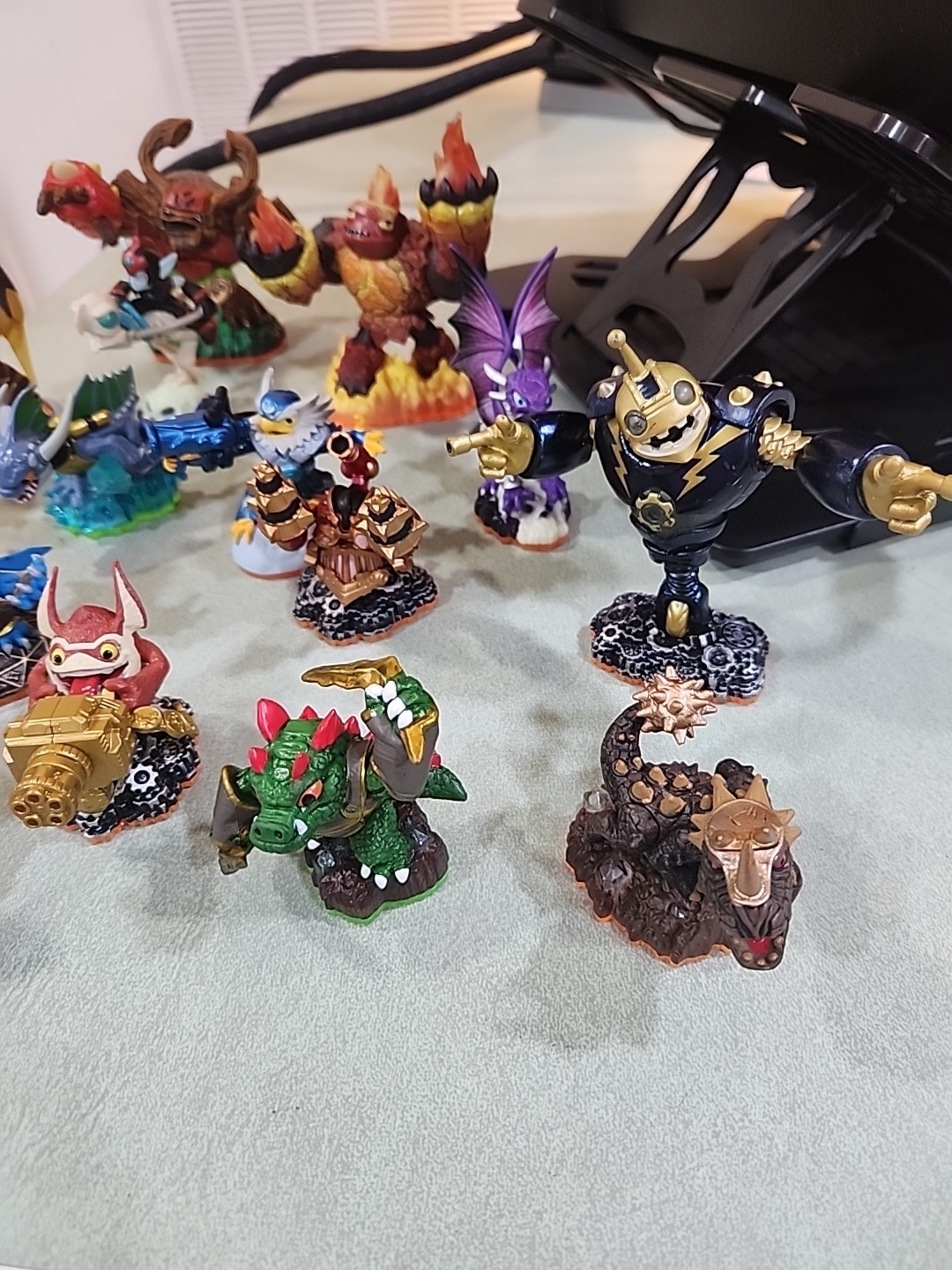 Activision Skylanders Giants Lot of 16 With Carrying Bag and Portal!