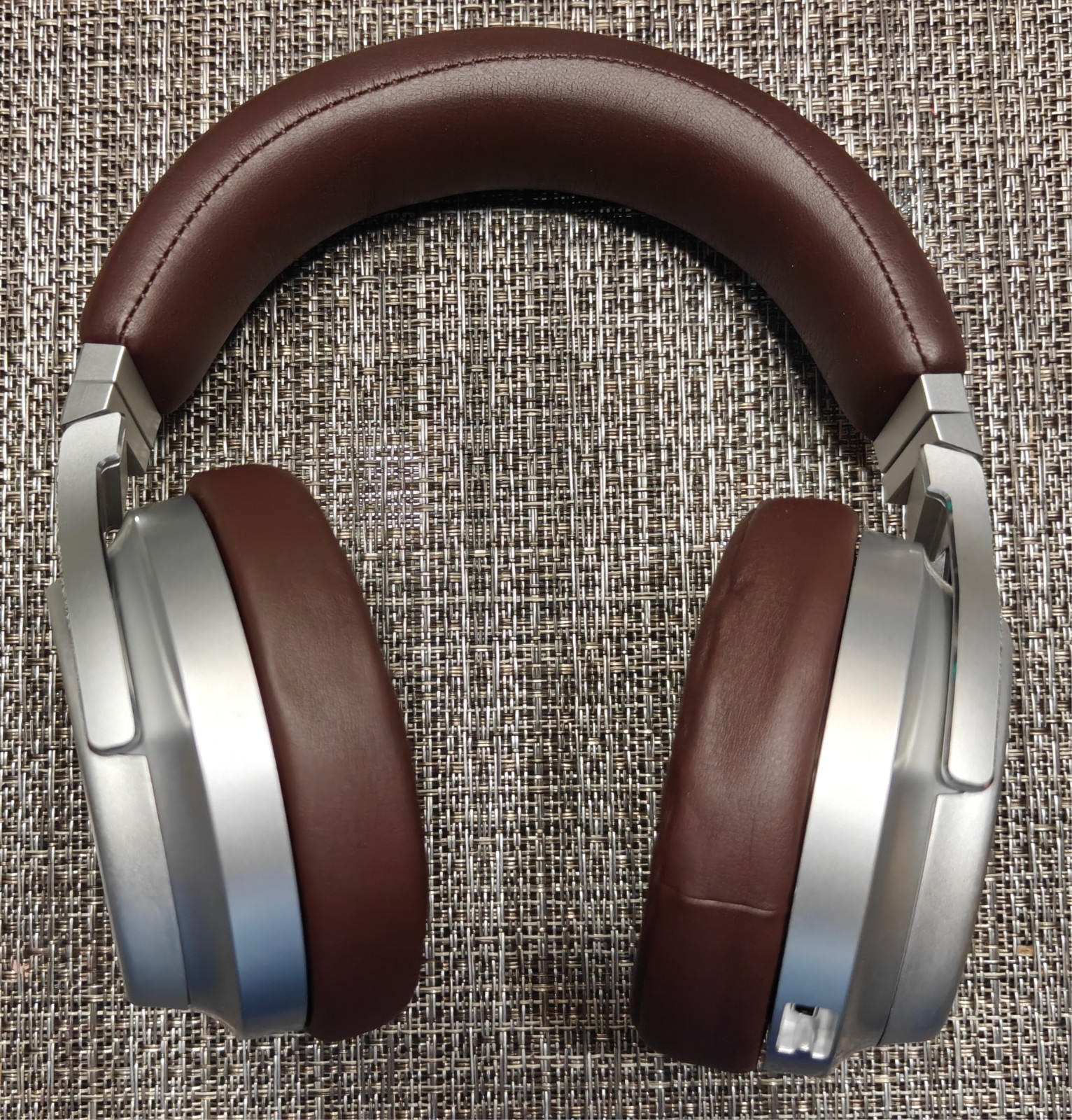 Corsair Virtuoso RGB Wireless SE Headset Brown Silver – No Dongle Wired Only