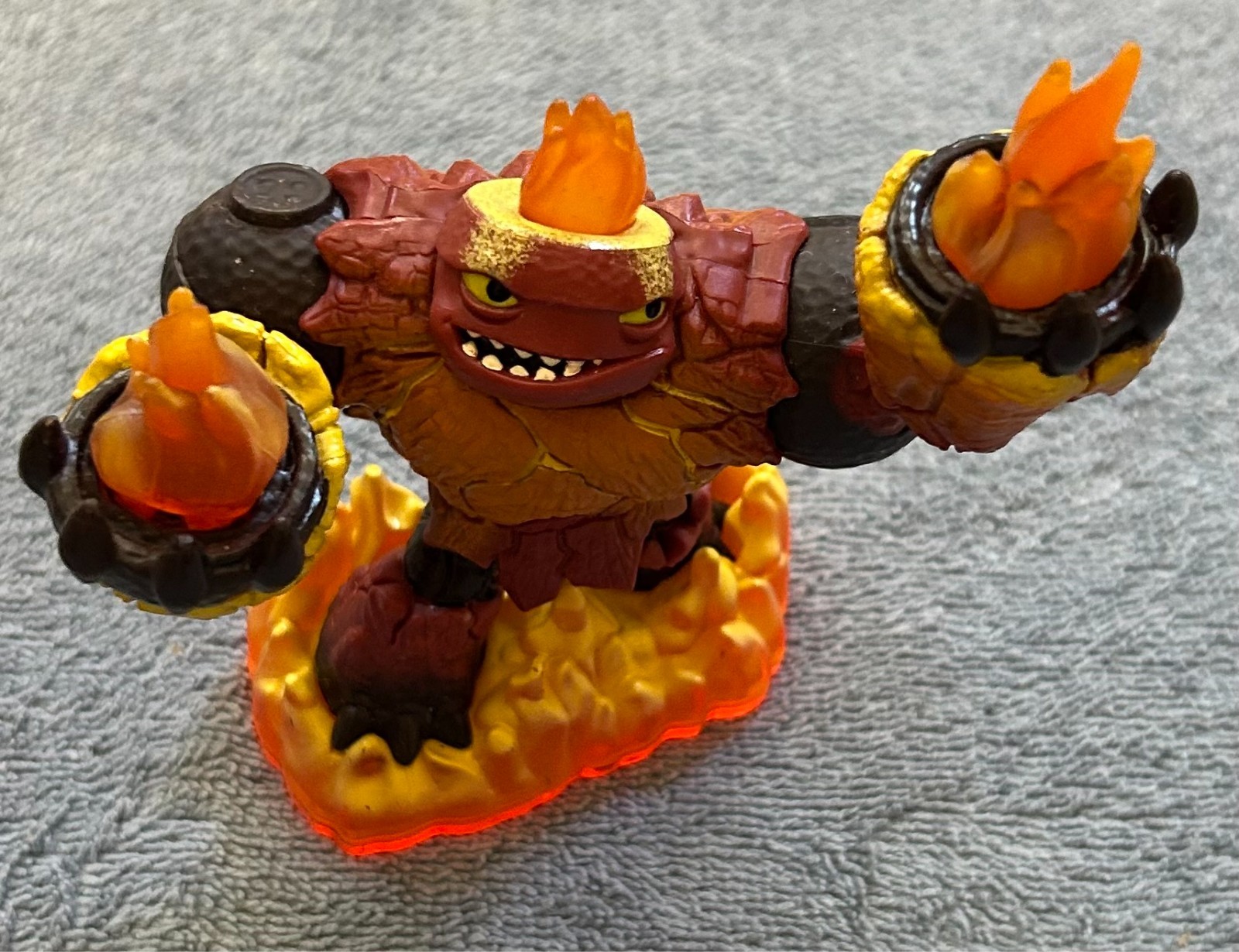 14 Skylanders figures (12 Giants, 2 Spyros) – Crusher, Swarm, Flashwing – tested