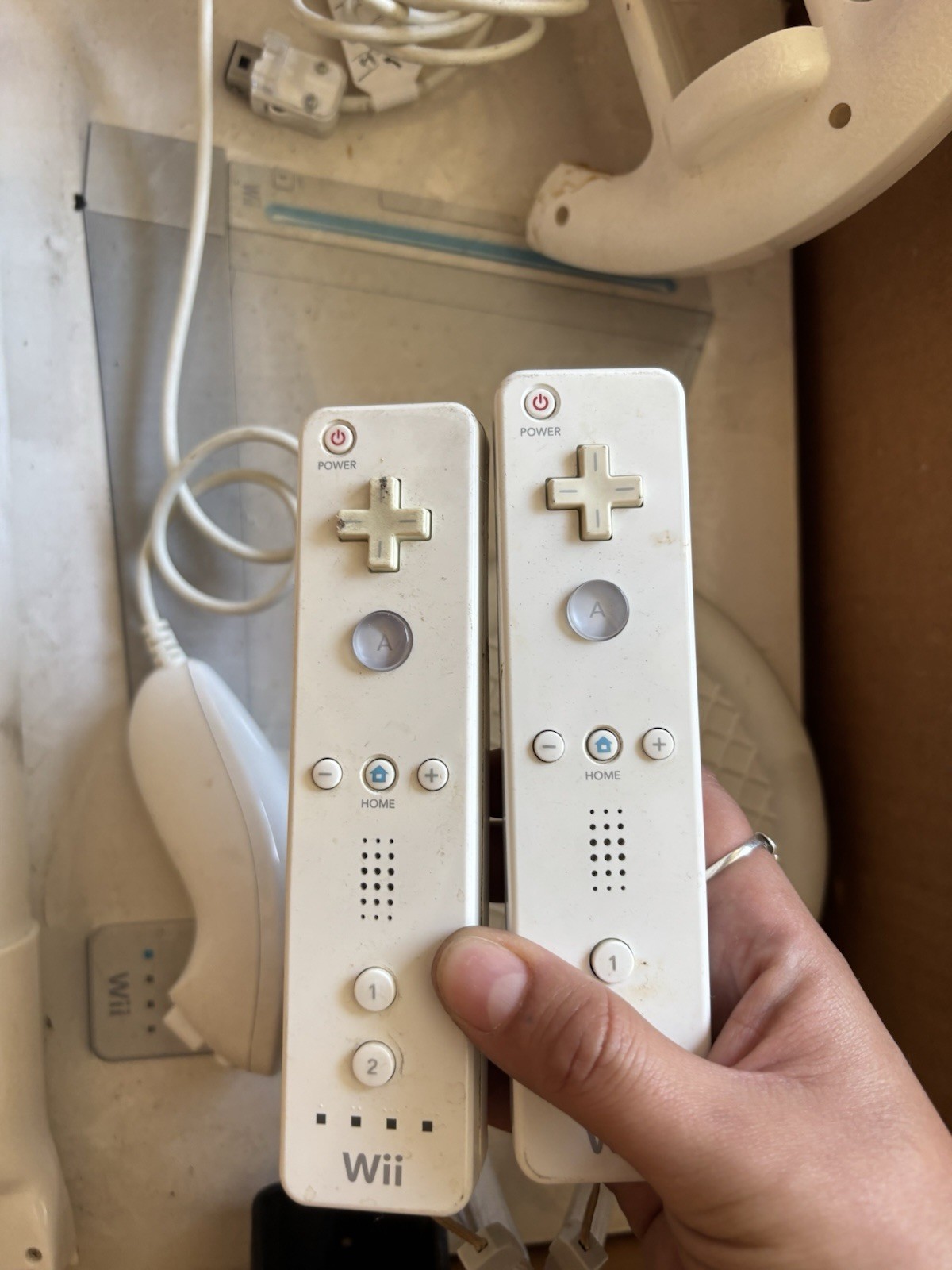 Nintendo Wii RVL-001 White Console Bundle w/ 2 Remotes, Wii Sports & Wii Play