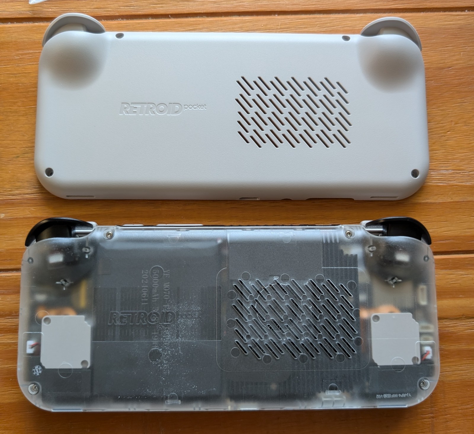 Retroid Pocket 4 Pro – 2 grips, extra back panel, button kit, screen protectors