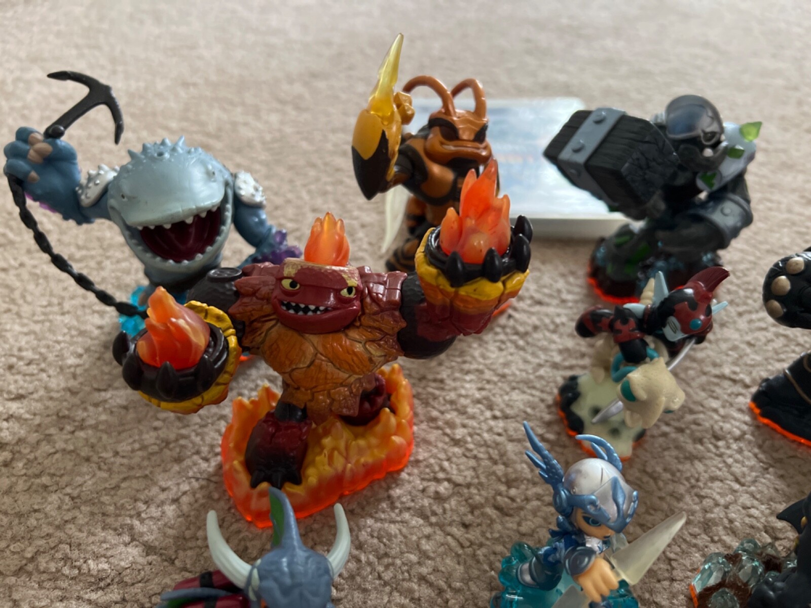 Skylanders Giants – Lot of 19 Figures with game included