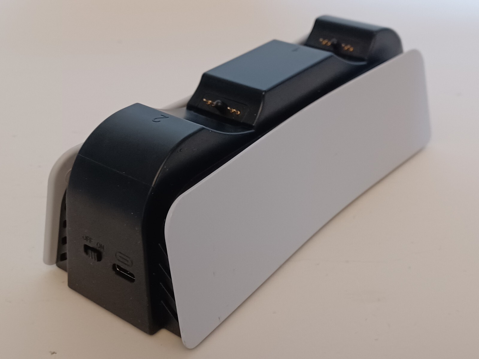 Dual Charging Standing For P5 Controller YH-54 Out 5V 2.A In 5V-800mA