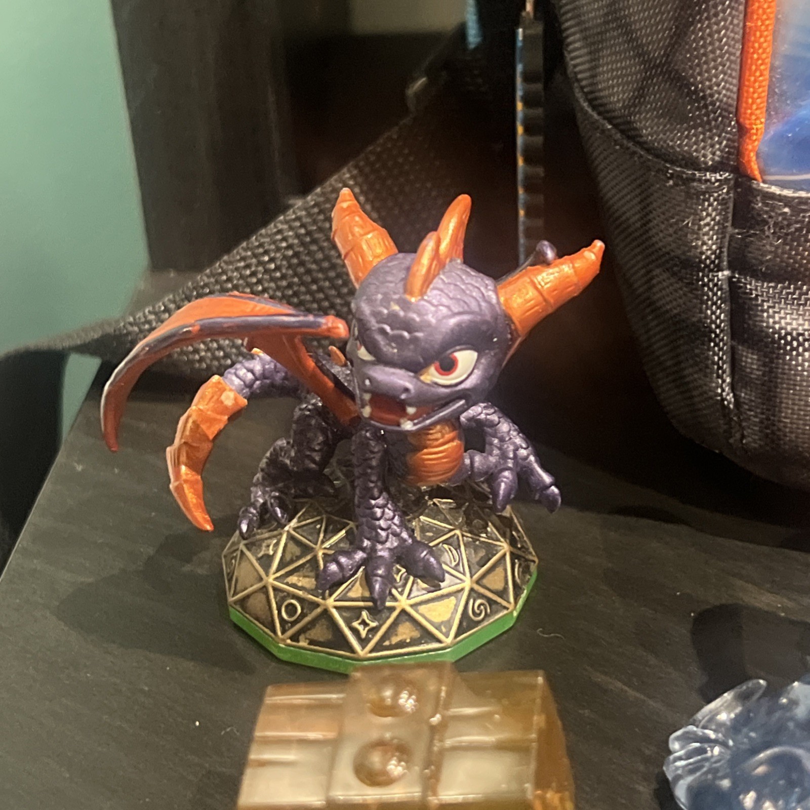 Skylanders Figures and Crystal Traps Vehicle w Skylanders Giants Carrying Bag