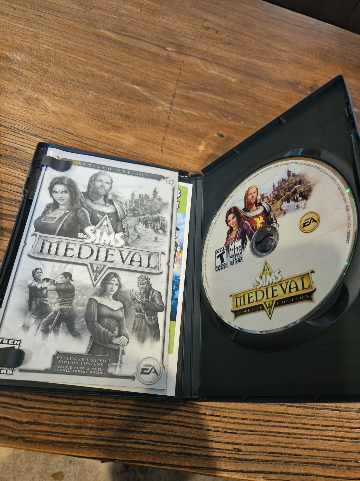 The Sims Medieval [Limited Edition] w/ Game Guide (PC, 2011) CIB, Very Good