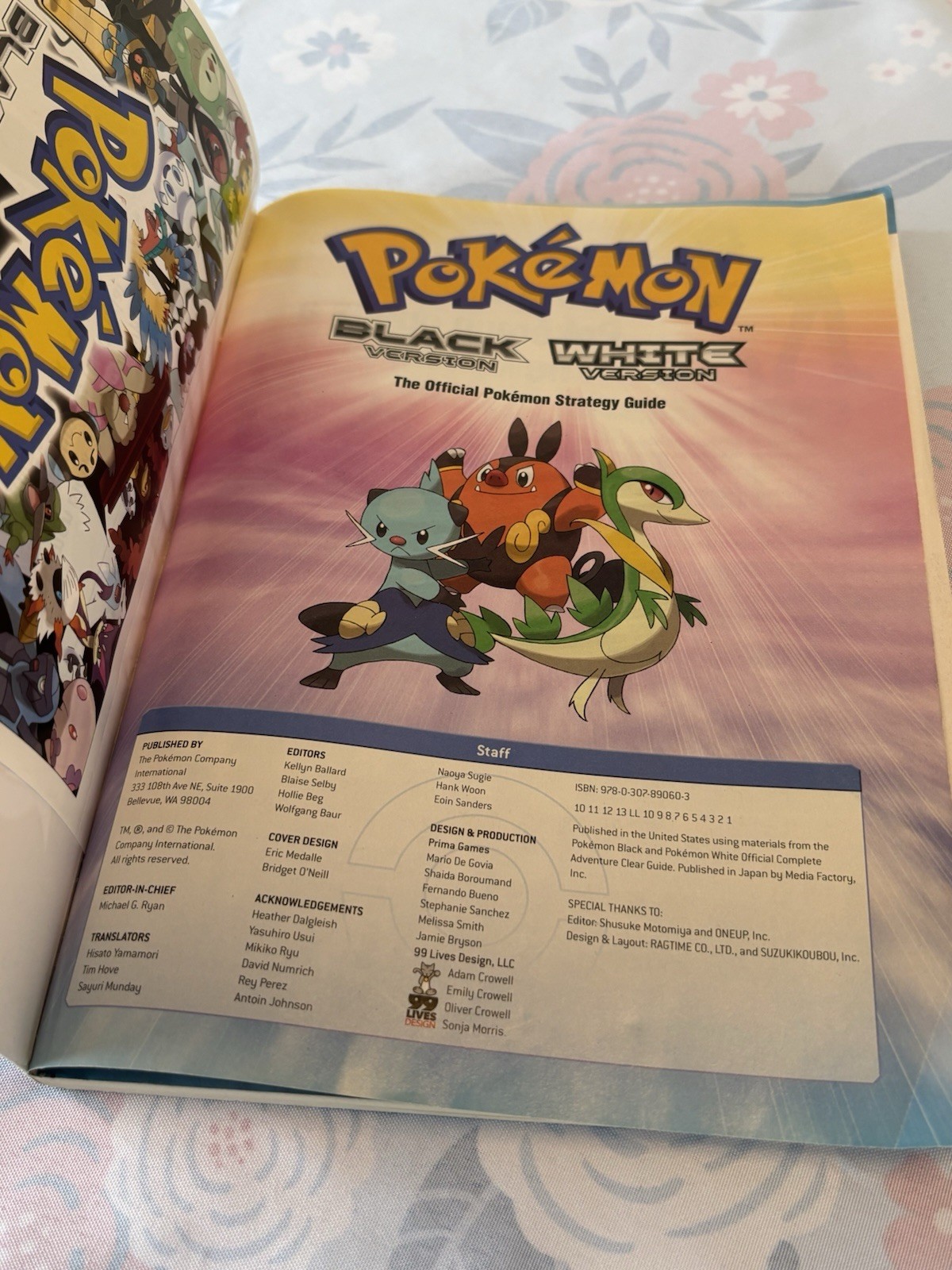 Pokemon Black and White Official Strategy Guide: Volume 1 W/ Map Insert 2011